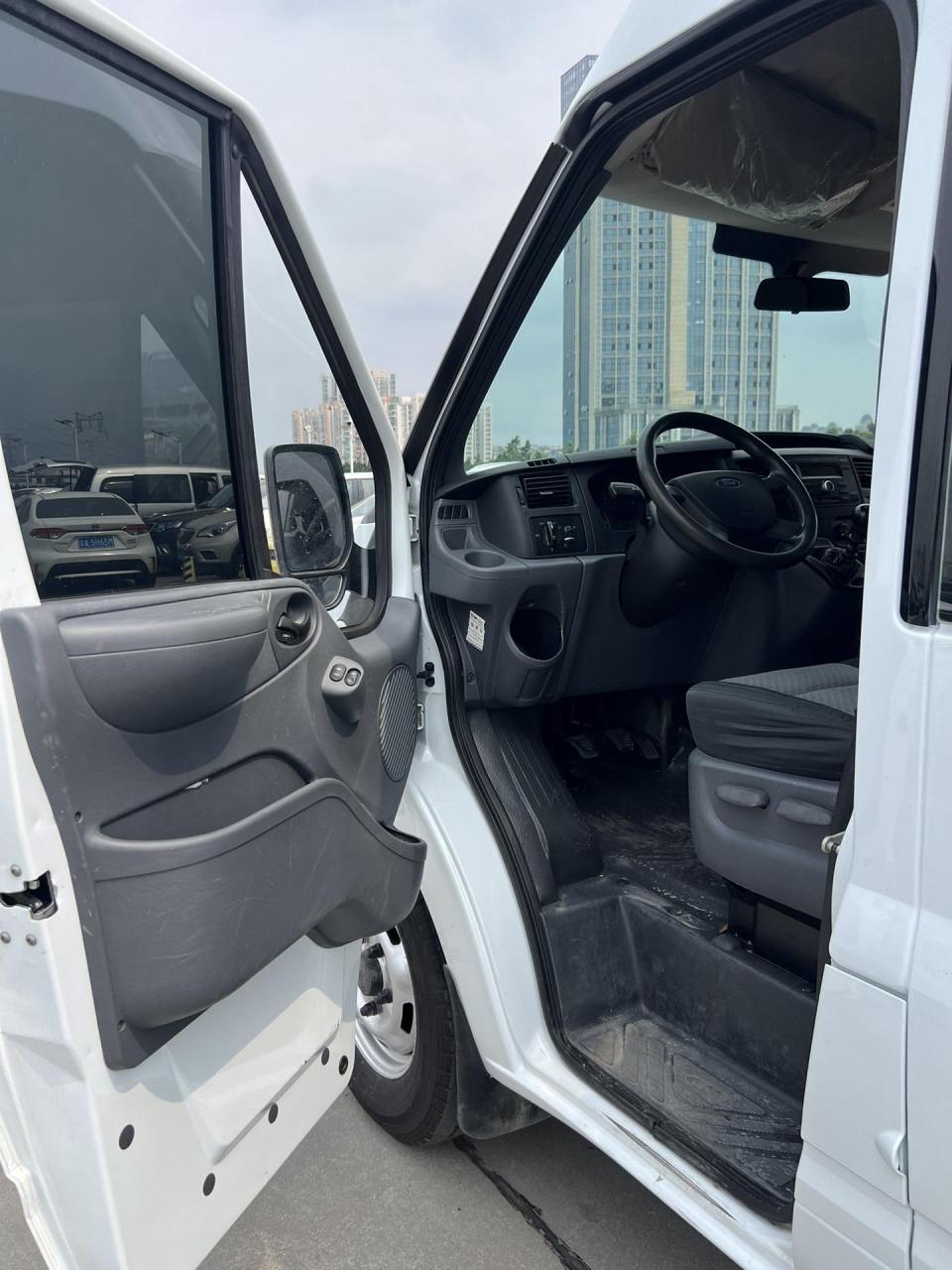 福特全顺新世代长轴中顶7座小型客车,彪马柴油发动机2.