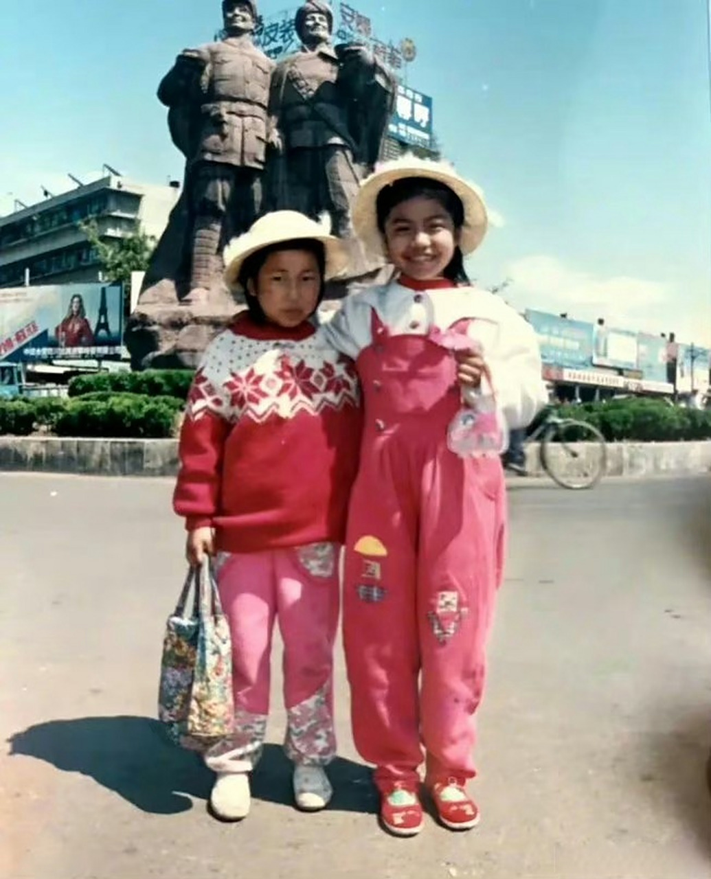 吉克隽逸晒童年合影庆祝儿童节 原来吉克隽逸小时候的肤色就那么深