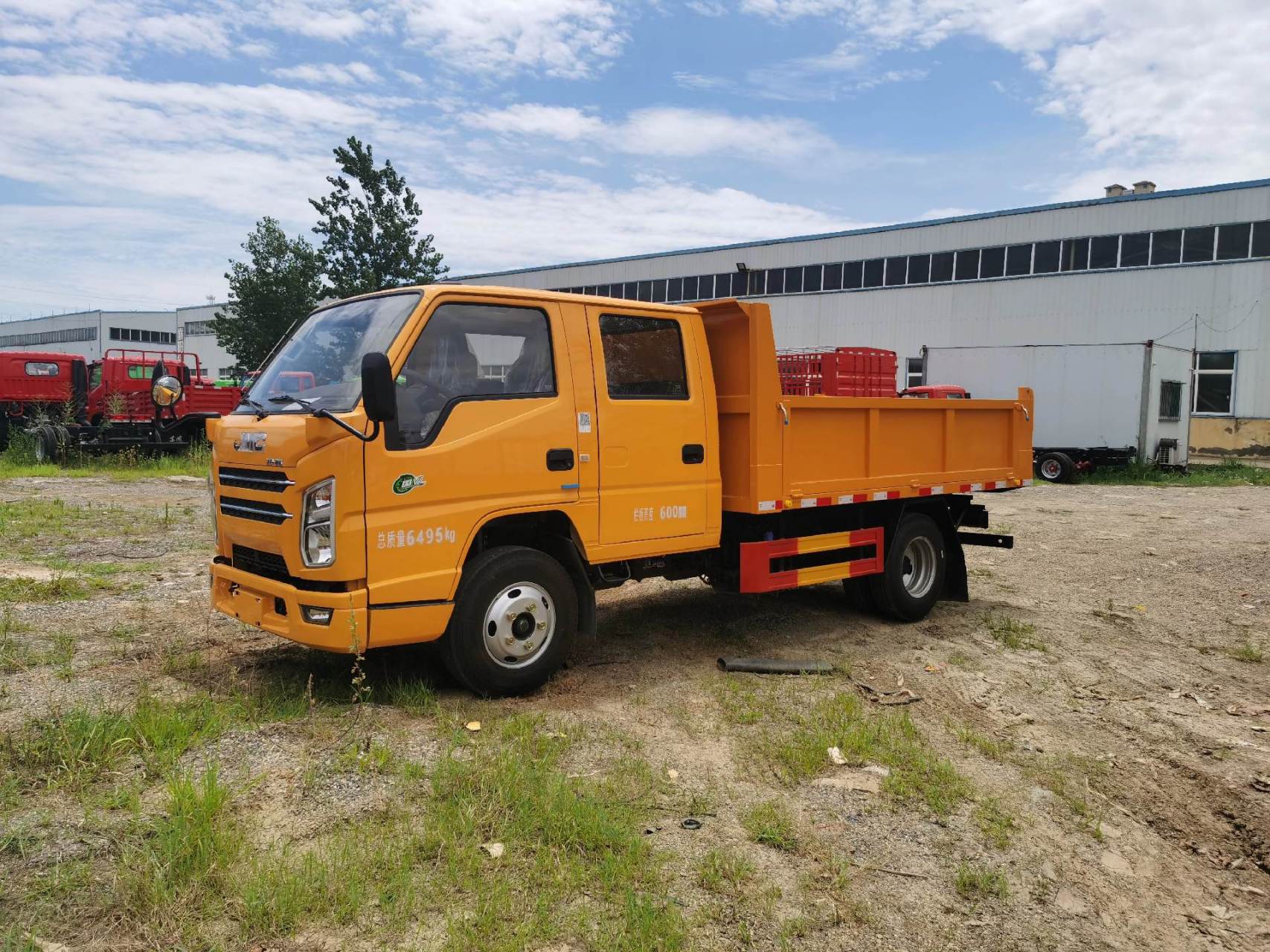 国六江铃小黄牌双排自卸车.
