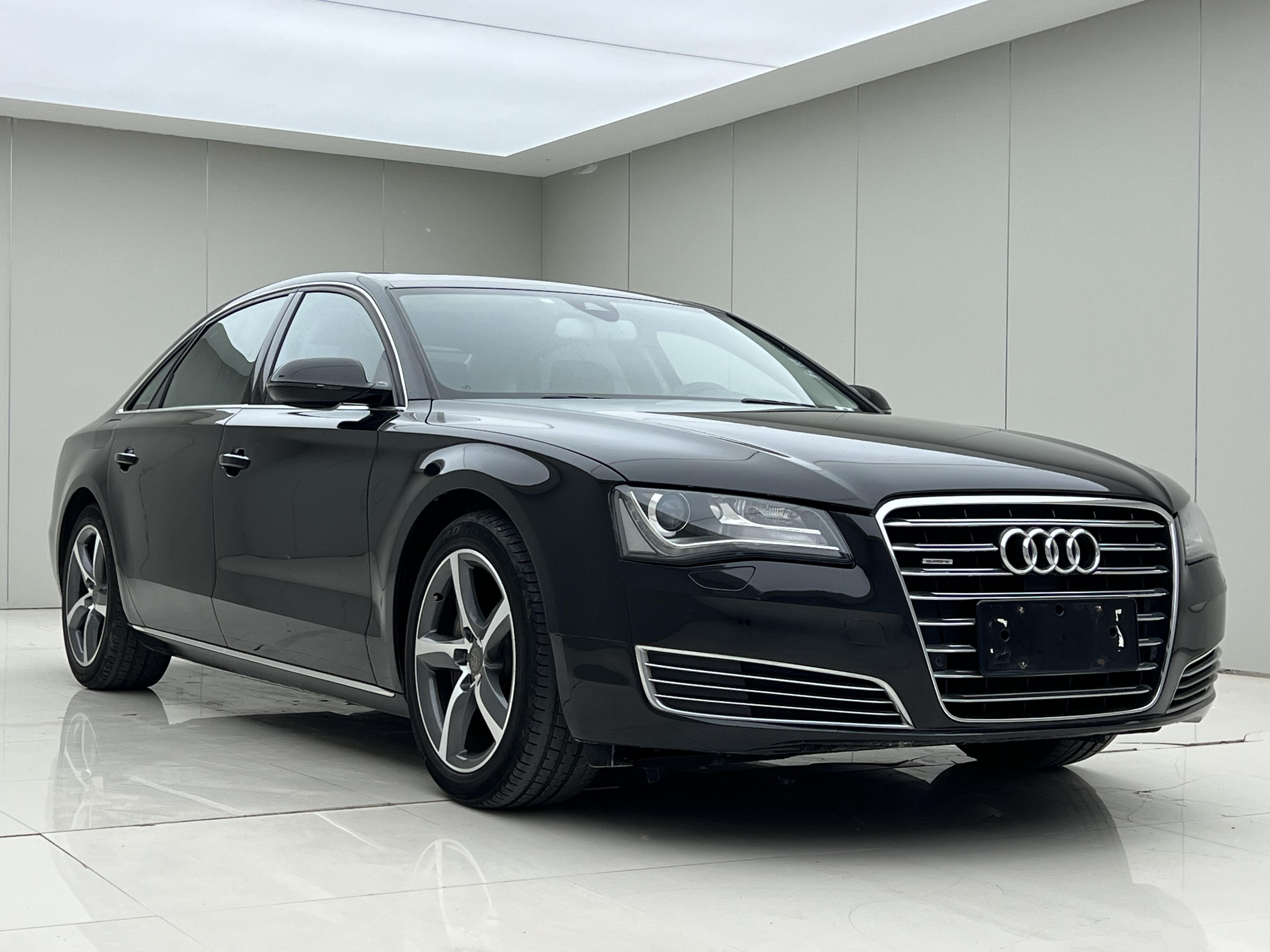 准13年奥迪a8四座全款8.6万