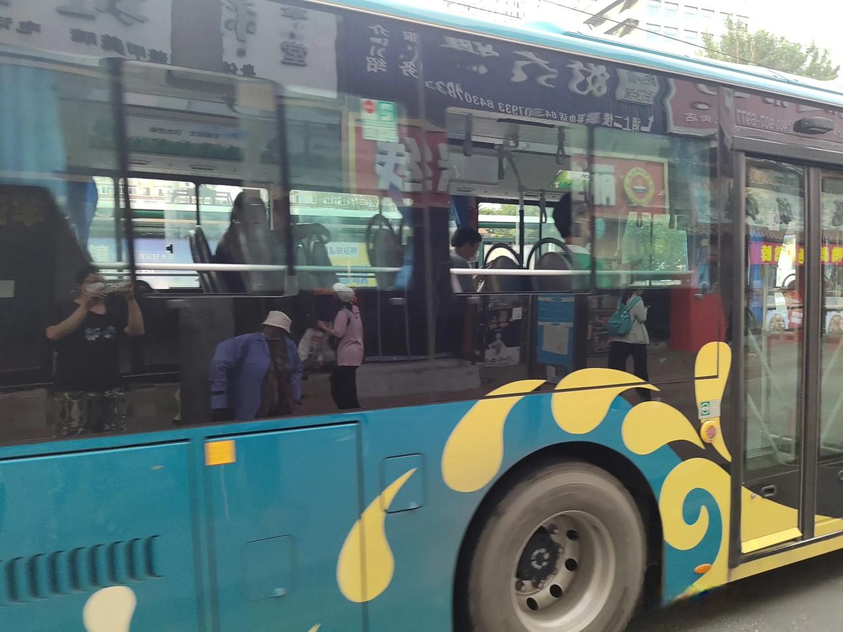 本人平时一般不坐大连的1101路(建设街——大黑石)公交车.