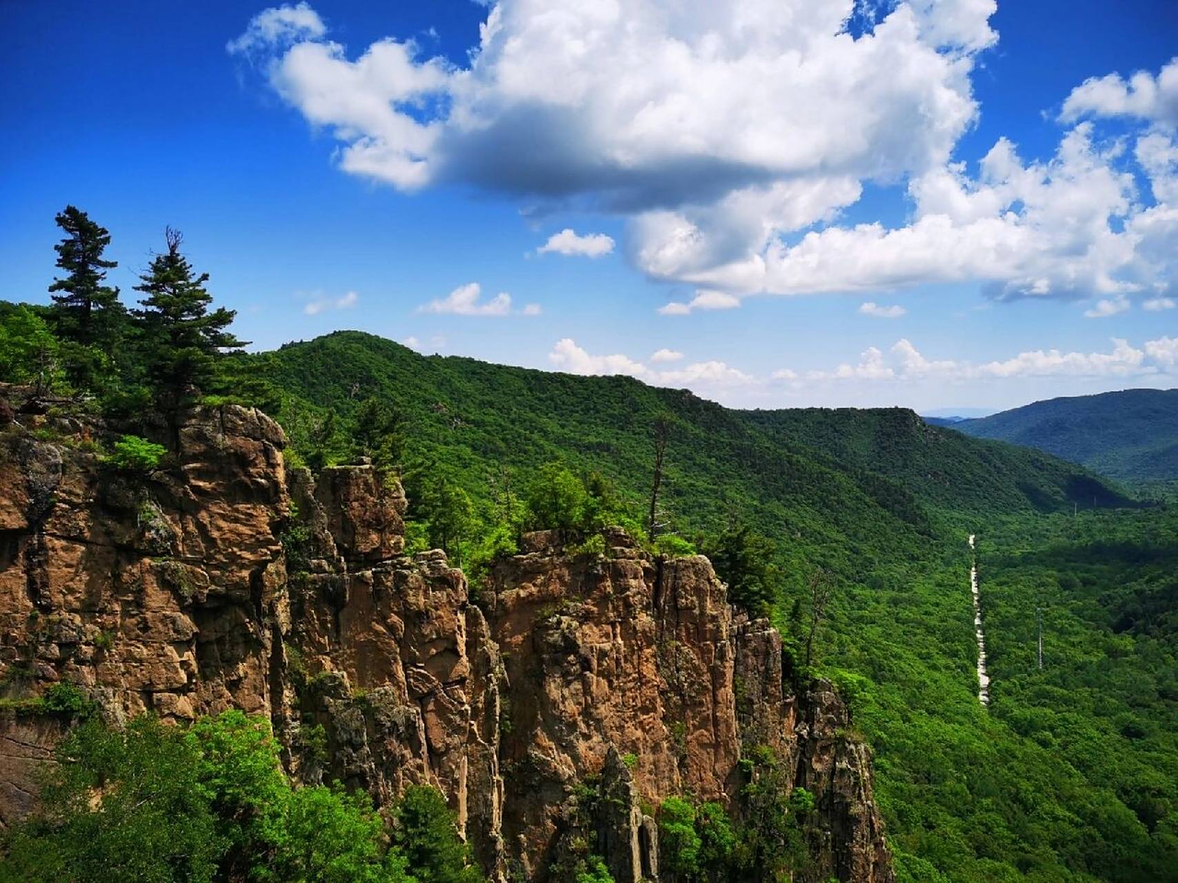 方正县鸳鸯峰 距离哈尔滨不到三百公里两峰之间由玻璃栈道相连空气