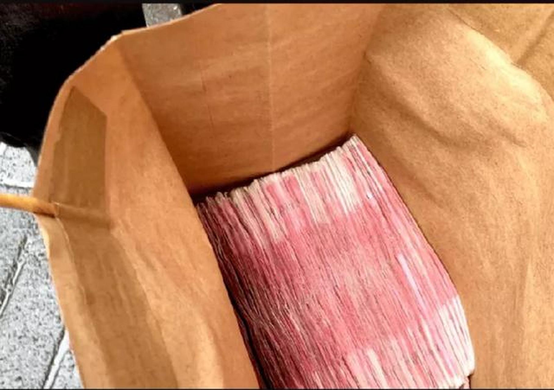 那么大一叠钱,有一万多元,我捡到的话,那得有多美!我心狂跳着想.