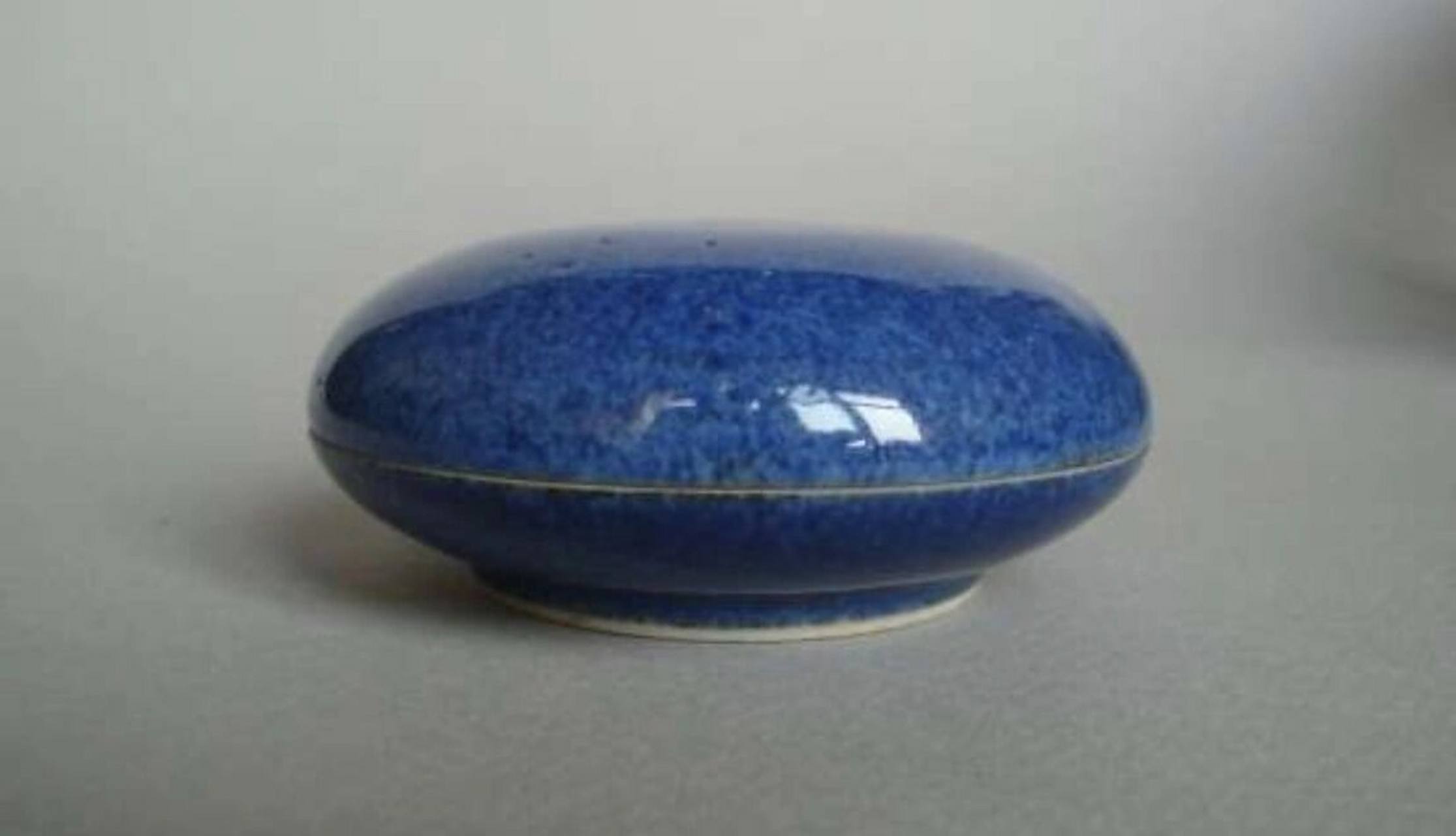 清代洒蓝釉印泥盒