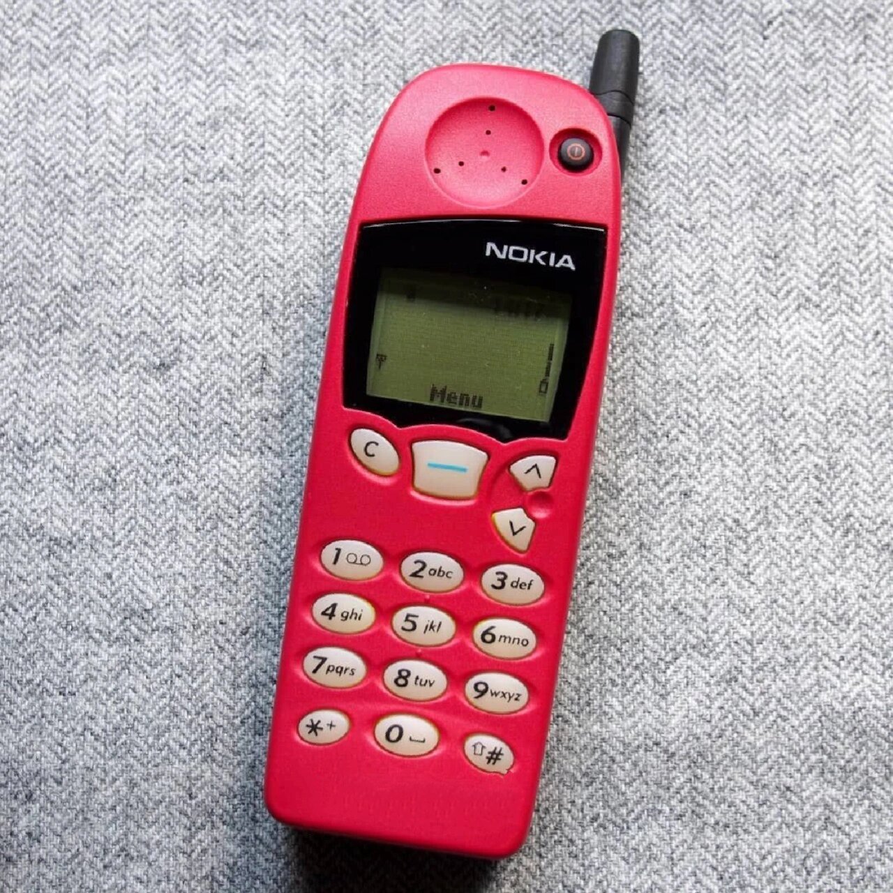 诺基亚5110～1998年上市 诺基亚5110 第一款内置贪食蛇游戏的手机