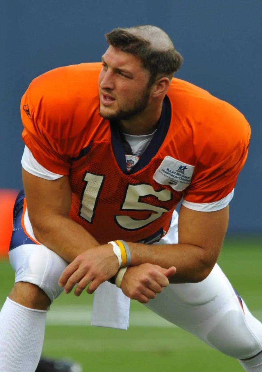 美国橄榄球运动员 tim tebow(提姆·提伯)的潮流尝试,曾经在赛场上