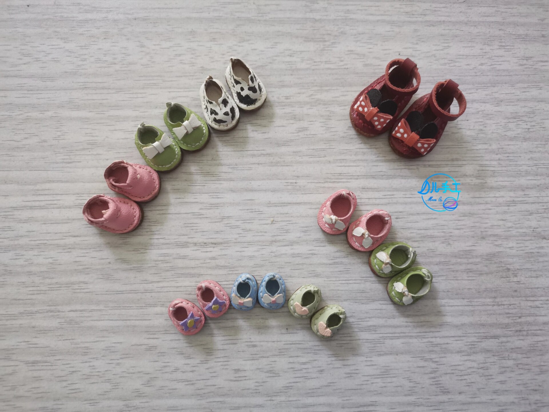 迷你小鞋子 一下子拥有四个size的小鞋子,穿不完真的穿不完~ 大-中-小