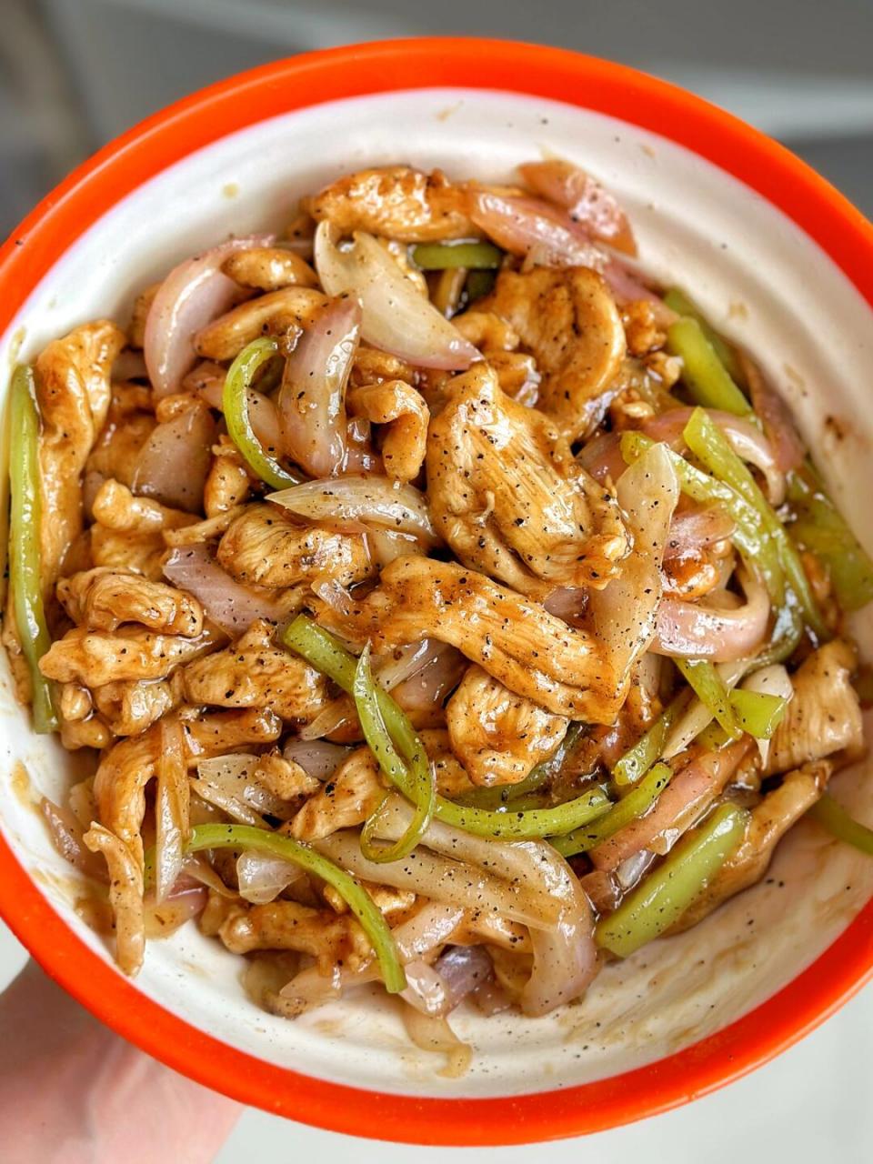 超嫩滑可口的黑椒汁滑炒鸡肉片,做法简单明了,有了这个菜,三碗米饭不