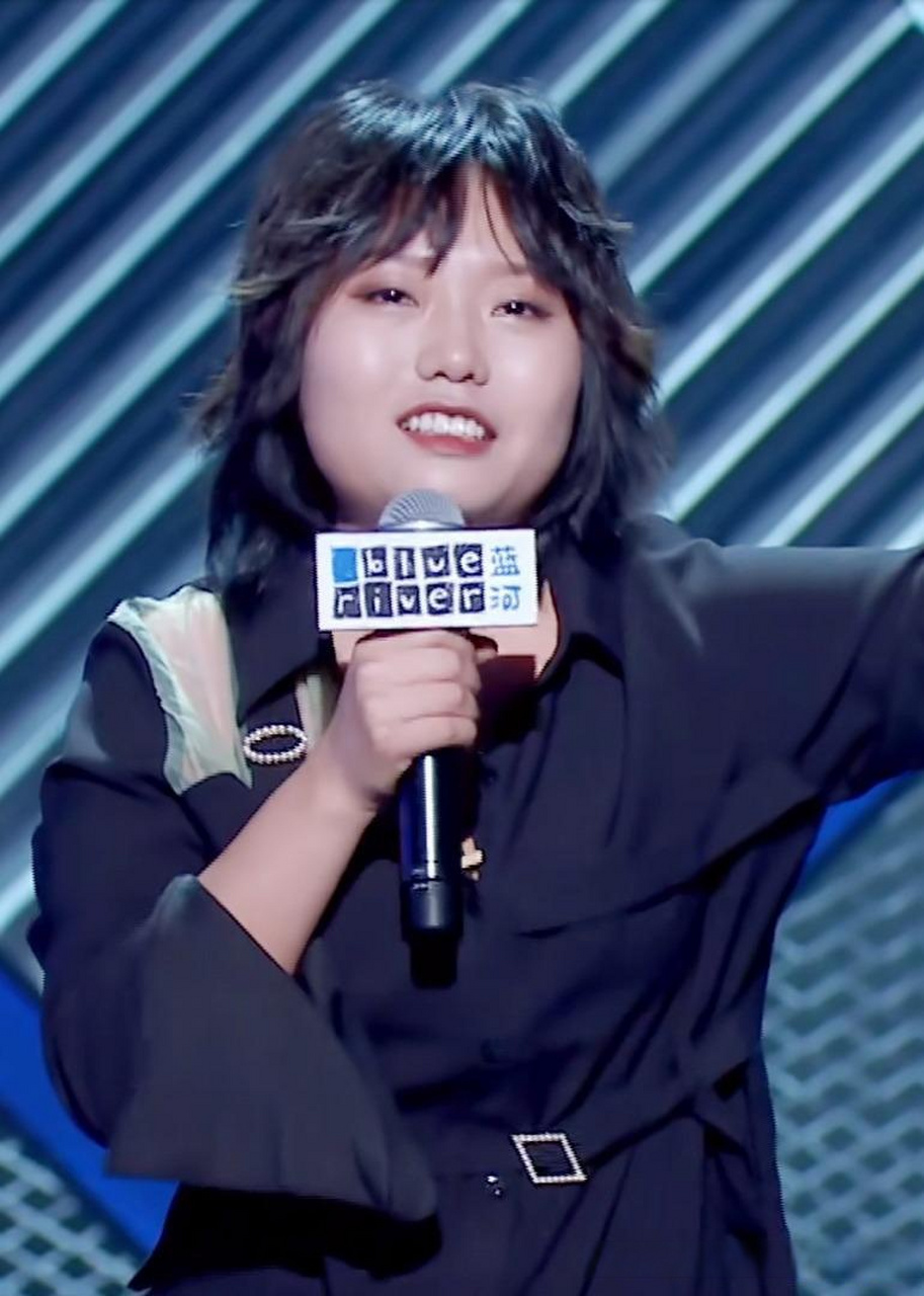 毕业于北大,从网红蹭热点到爆红,转入脱口秀表演.