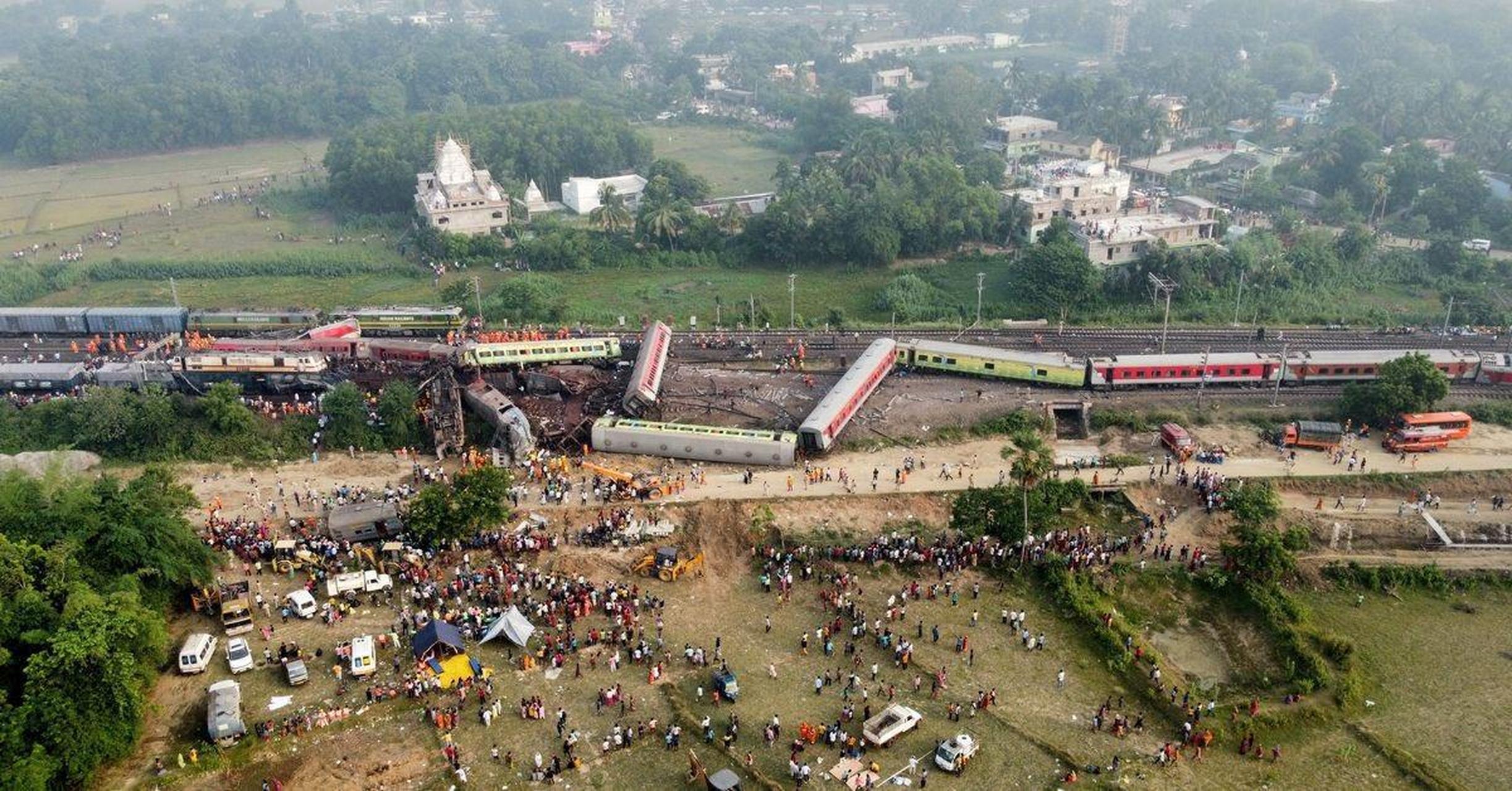 印度火车出轨事故,最少261人死亡,近20年来印度最严重火车事故!