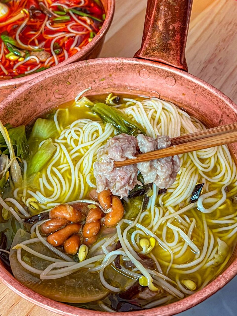 重庆也有云南铜锅米线90酸菜吼吼吃! 90哈喽!