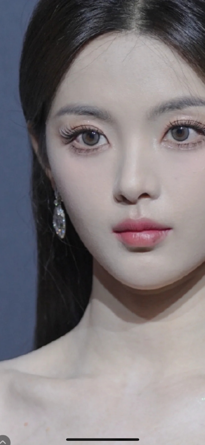 杨超越面部这么平整真的合理吗,比会计做的假账还平还会整