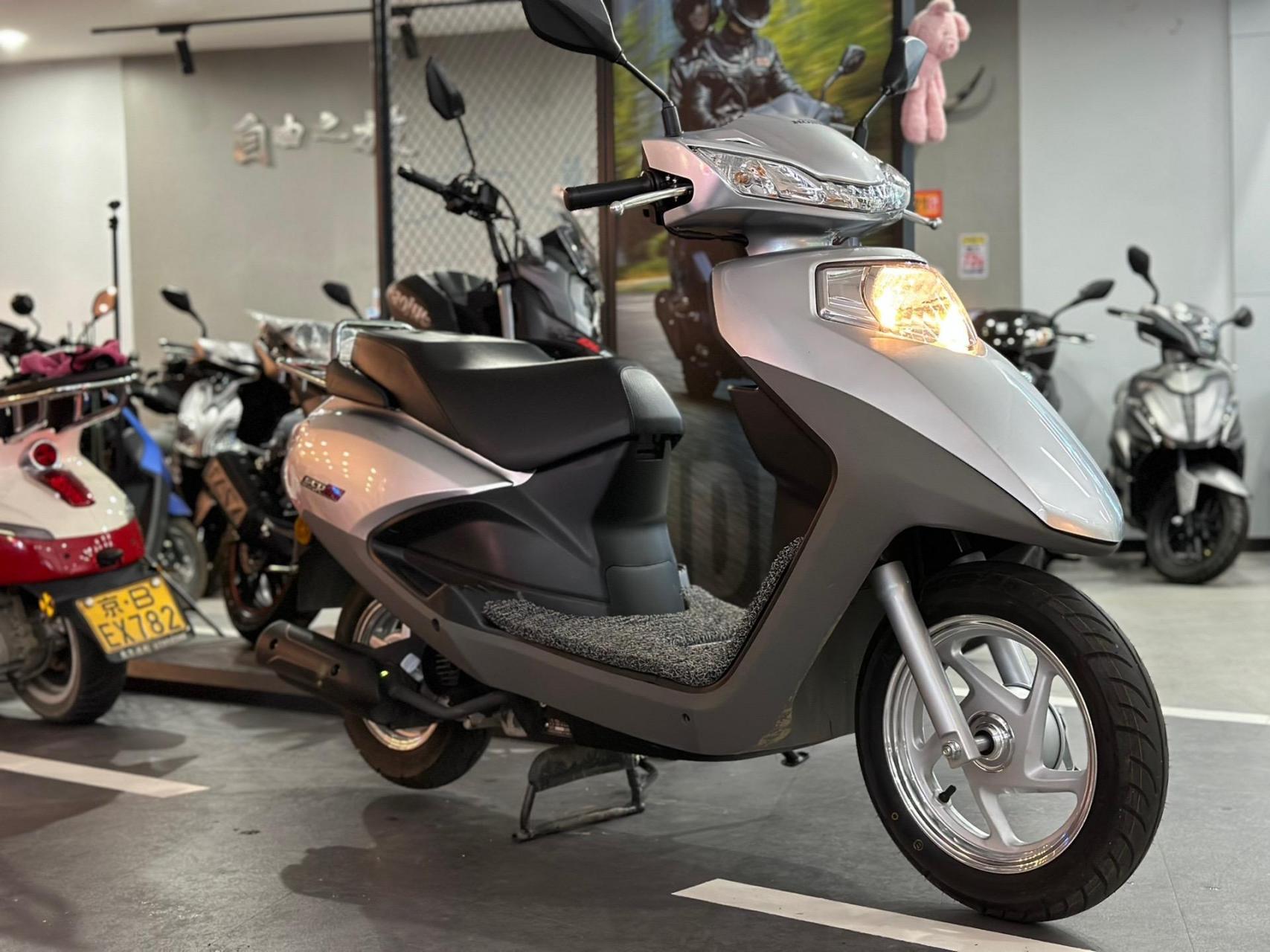 刚出炉的五羊本田-喜蕴100谁买落谁户包保险 新车6980!现在只要5980!