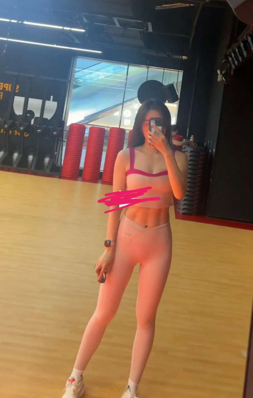 美女主持人余霜秀自己健身照片,这身材丝毫不比一些女明星差了吧,本身