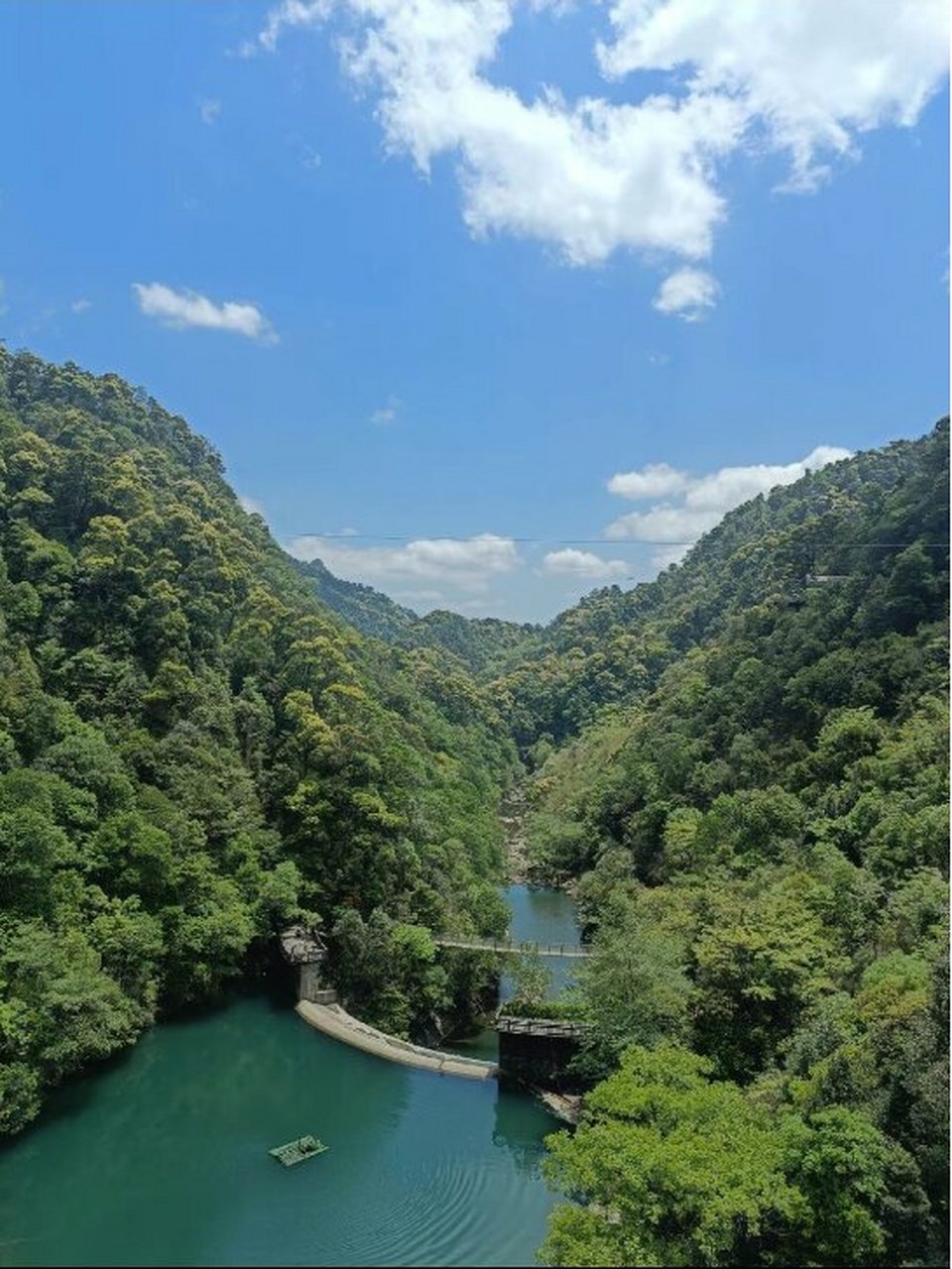 92逍遥谷就在金山索道附近,步行10分钟都能够到达.