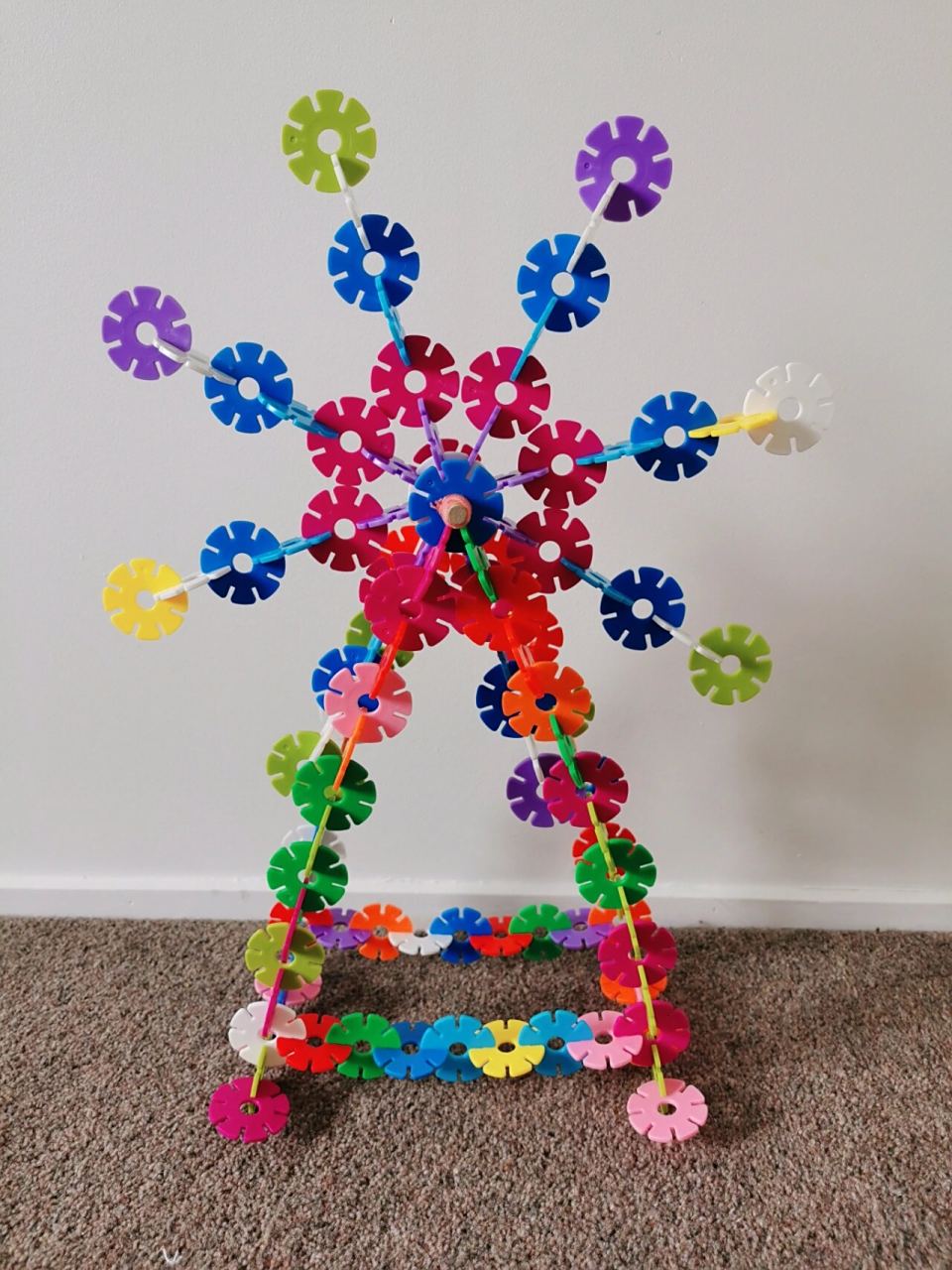 雪花片搭建 可以动起来的风车 开放性玩具的好处就是,一个思路也能有