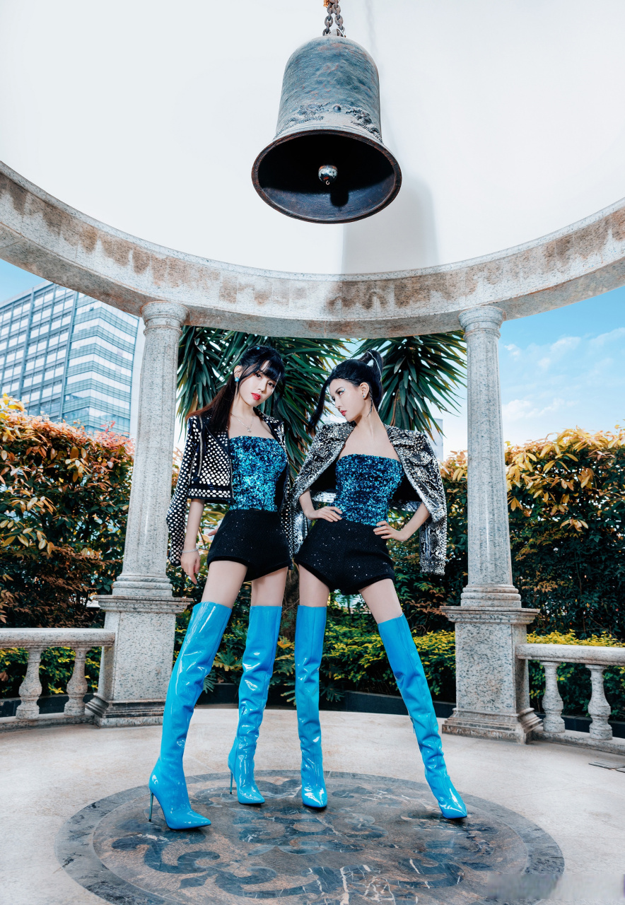 by2 星钻蓝海闪耀自我,过膝高靴尽展自信风范.