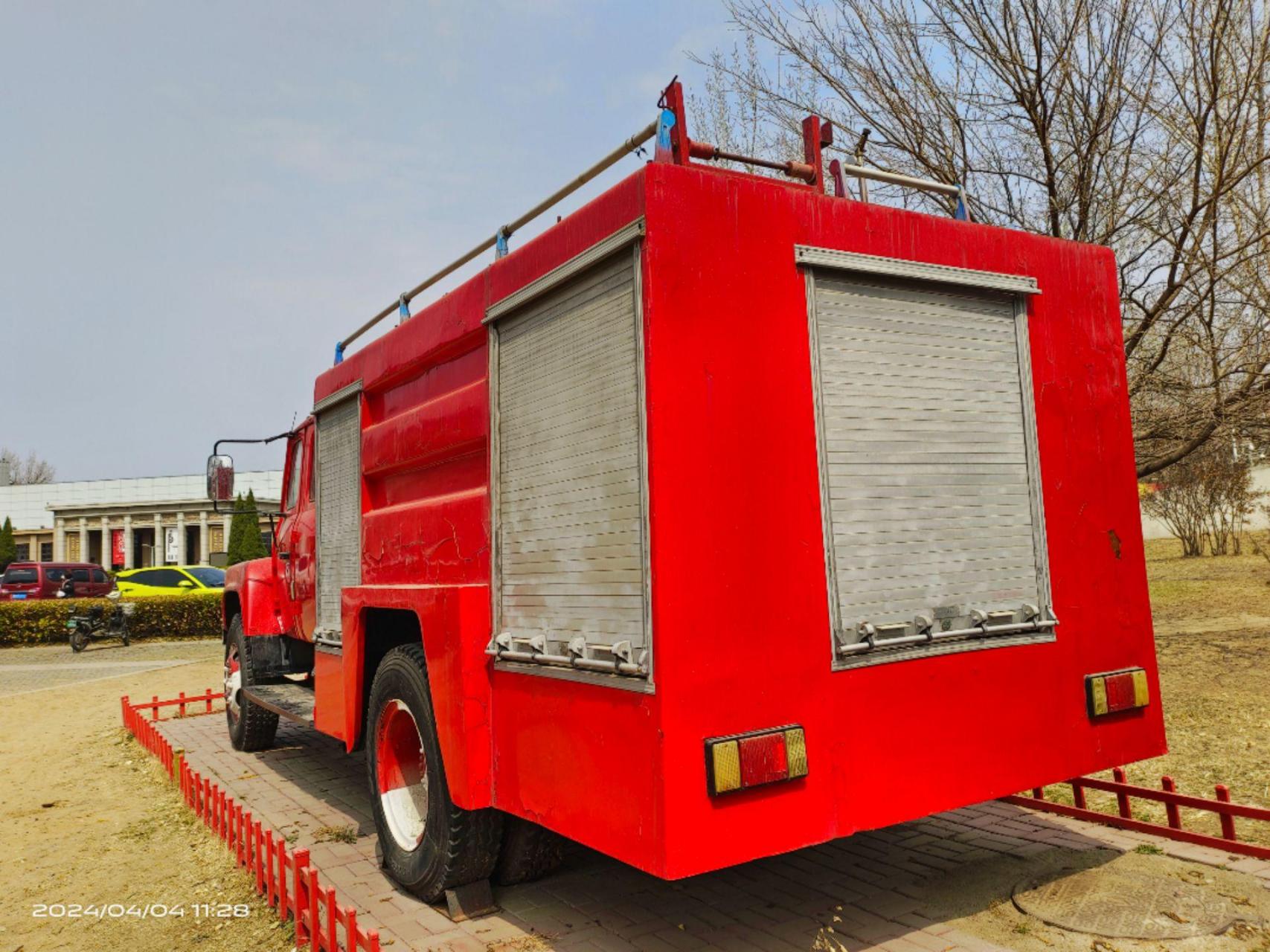 随拍在市消防主题公园里静态展示的老东风eq140天河3吨水罐消防车.