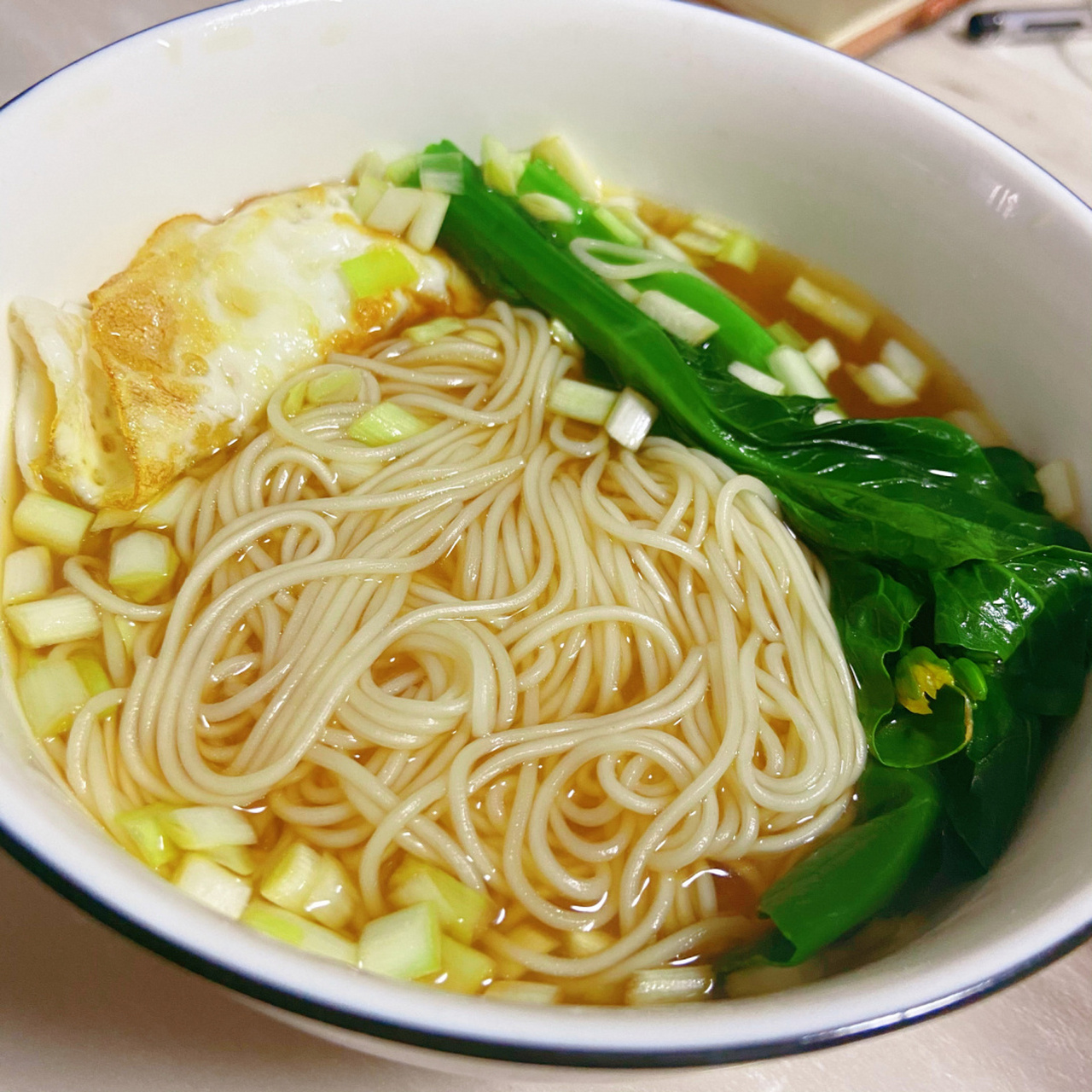 鲜甜清汤面,连汤都不剩 做法:一把龙须面,一颗鸡蛋,三根韭黄,少许青菜