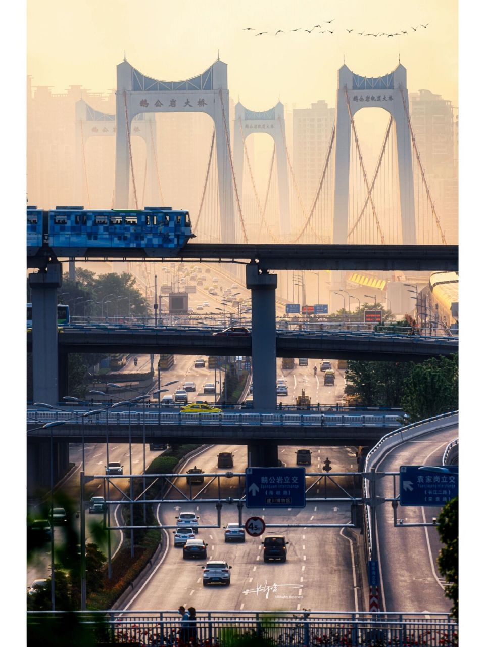 两张图带你看重庆8d魔幻城(内含机位) 图一拍摄为重庆大剧院下面江边