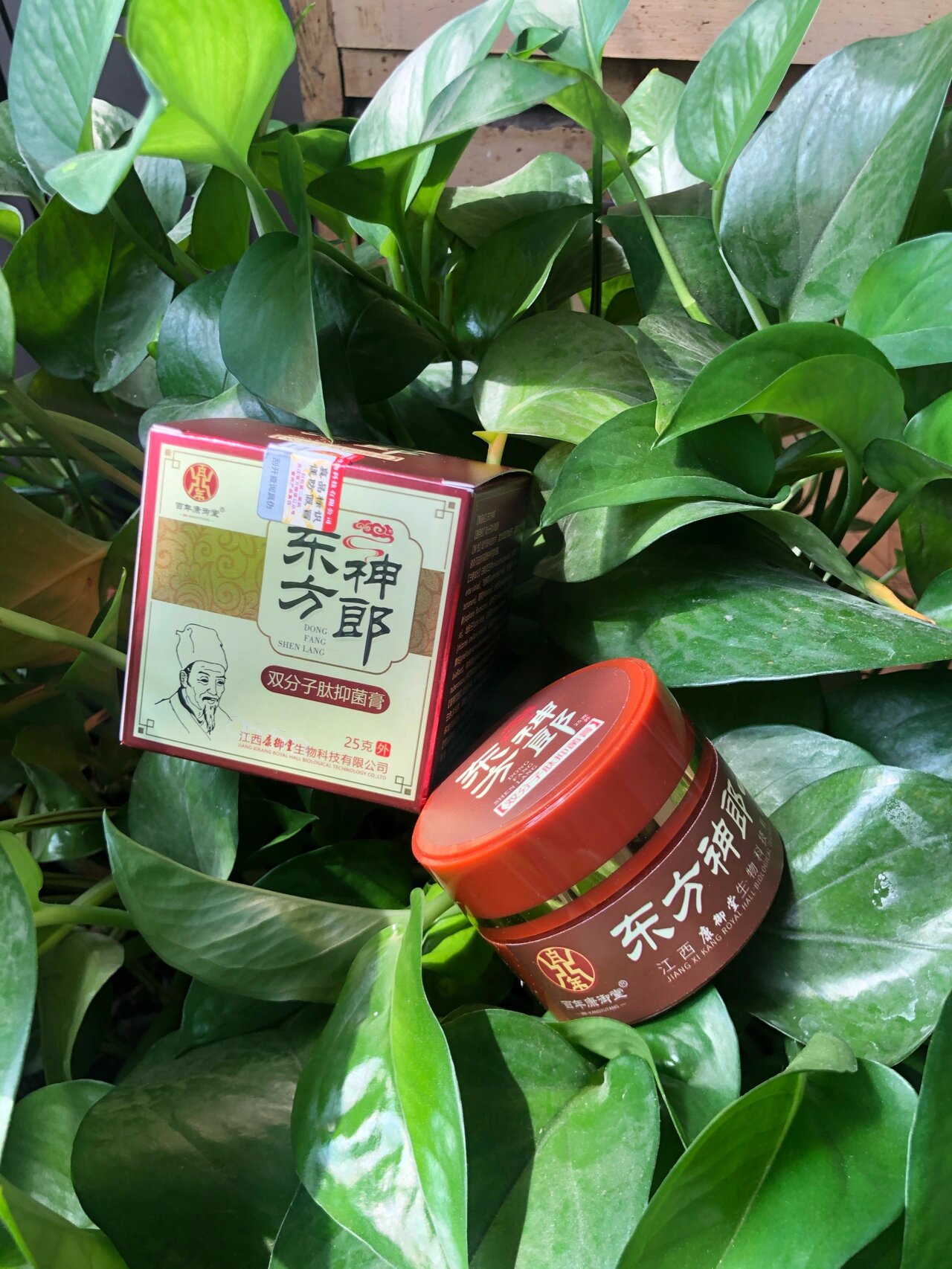 东方神郎抑菌乳膏 给大家安利一款治疗湿疹的特效药膏,纯