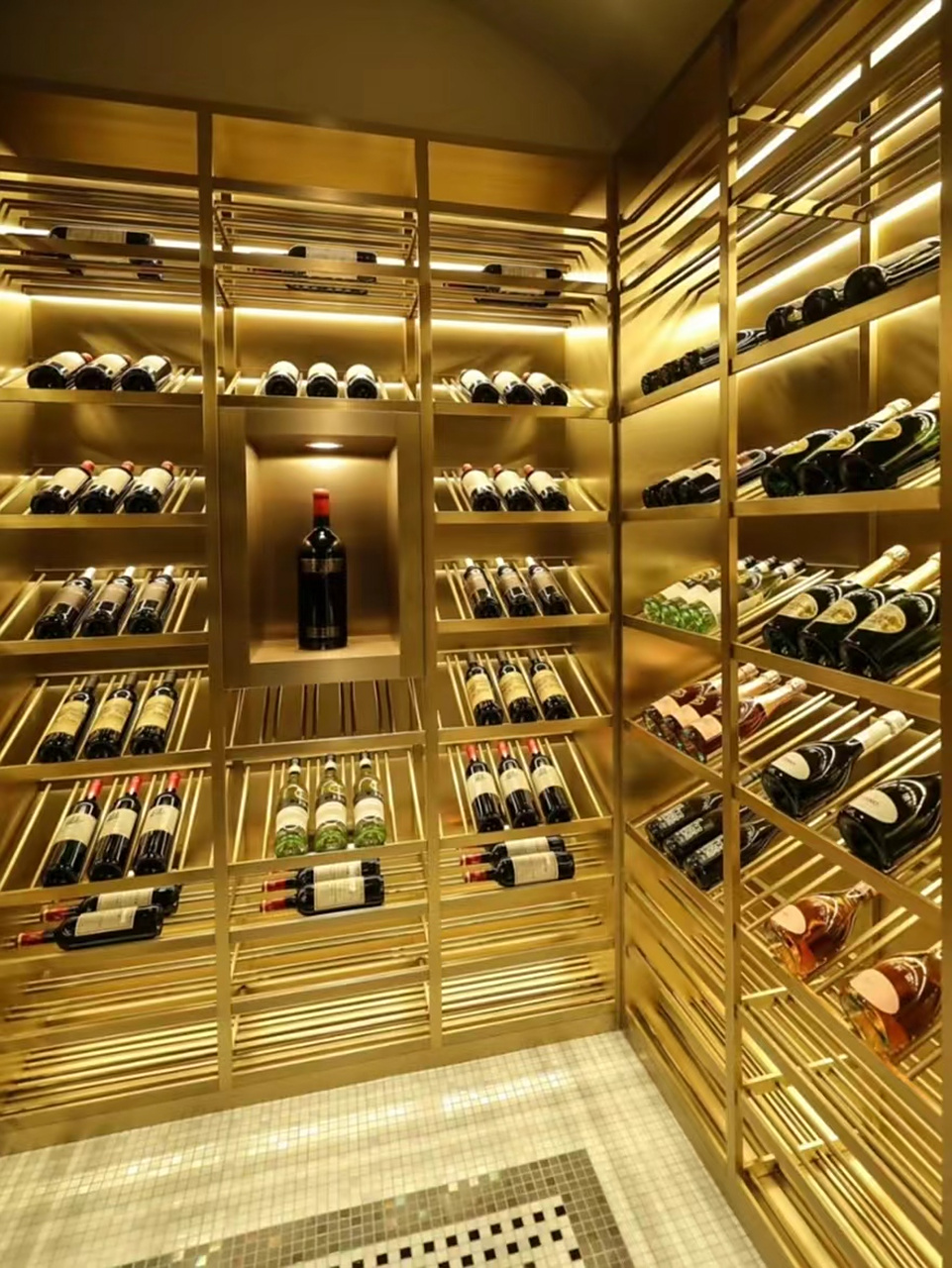 酒柜图片 酒柜是一种用于储存酒类物品的家具,它不仅具有实用性,还能