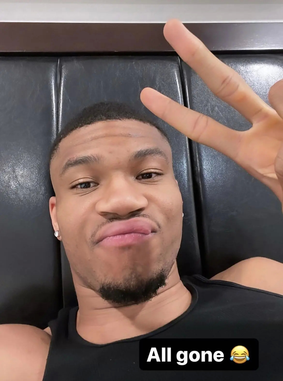 今天字母哥社媒发图,将发型改回了自己新秀时期的发型.