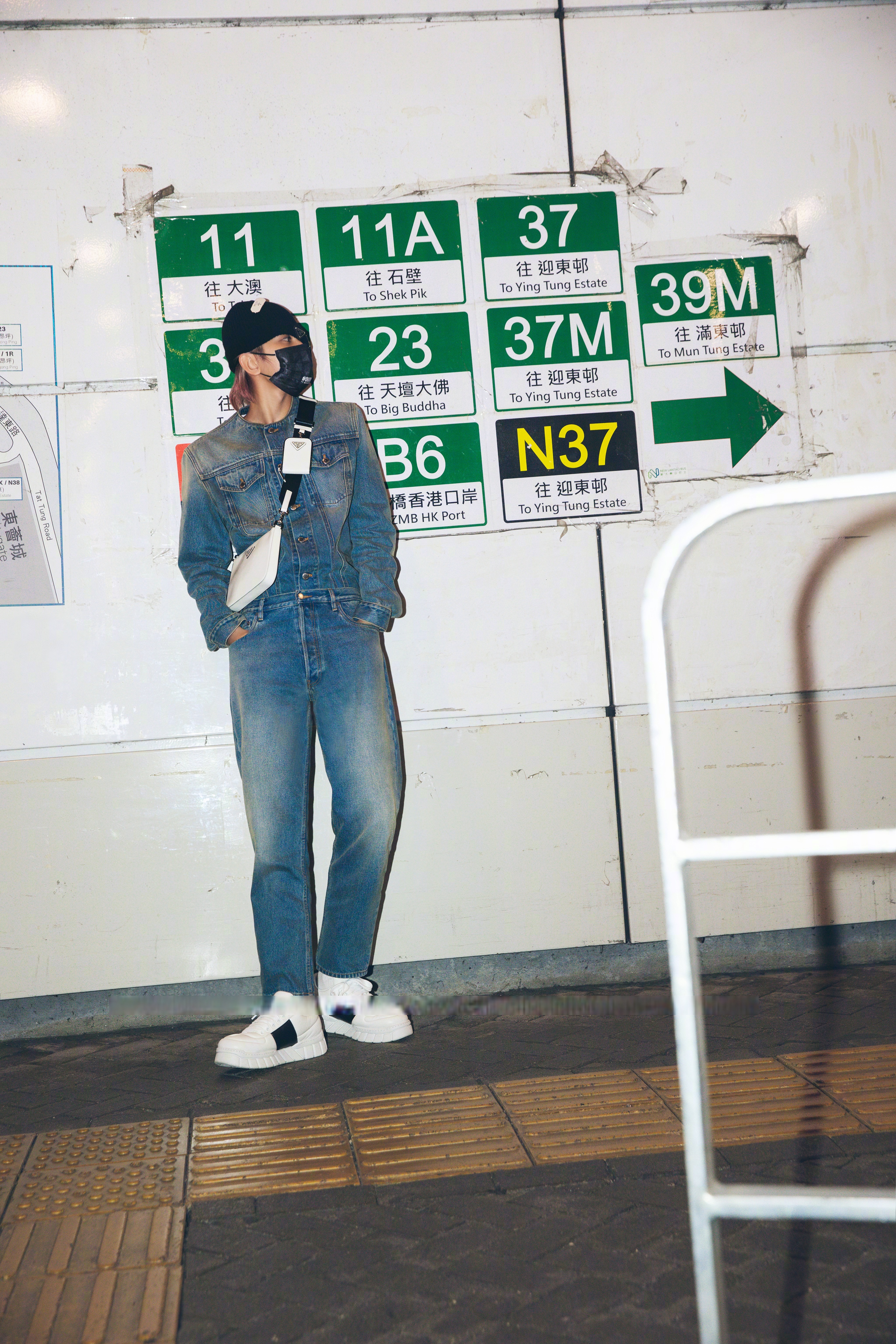 蔡徐坤 身穿prada 2023春夏系列牛仔套装,搭配白色三合一包包和黑色