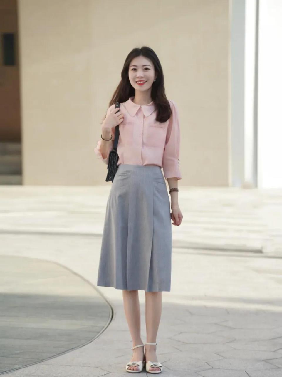灰粉配色果然高级,温润细腻,时髦精致,粉色的衬衫搭配灰色半身裙,灵动
