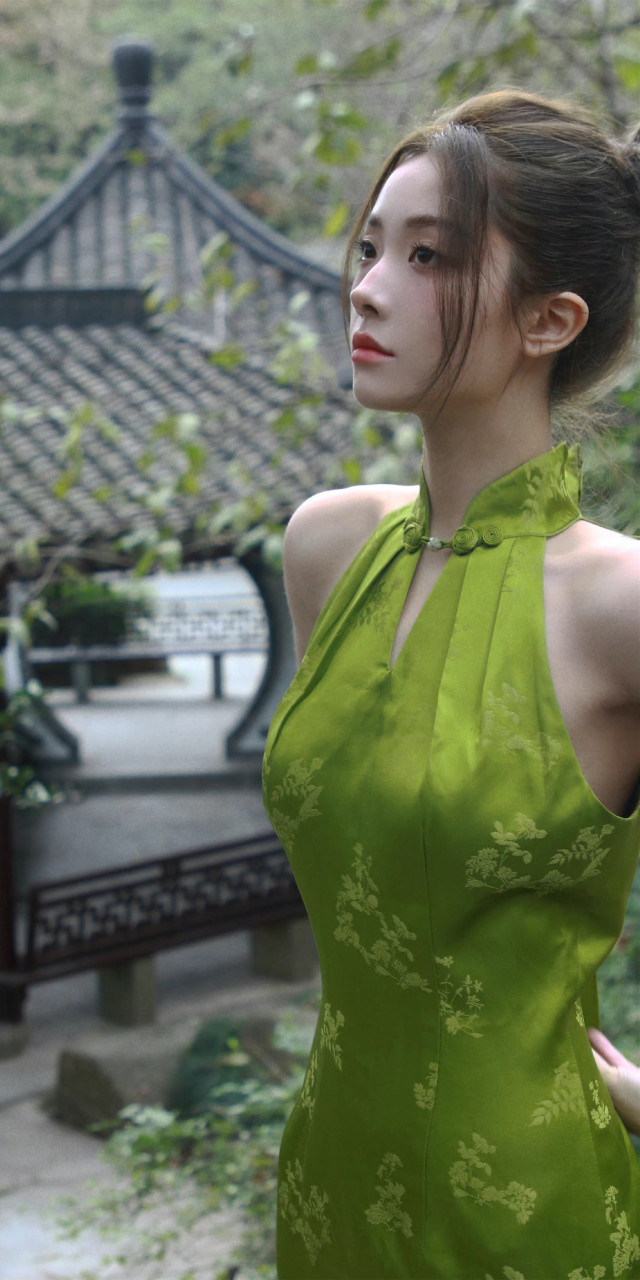喻言绿色印花旗袍造型大片壁纸组图