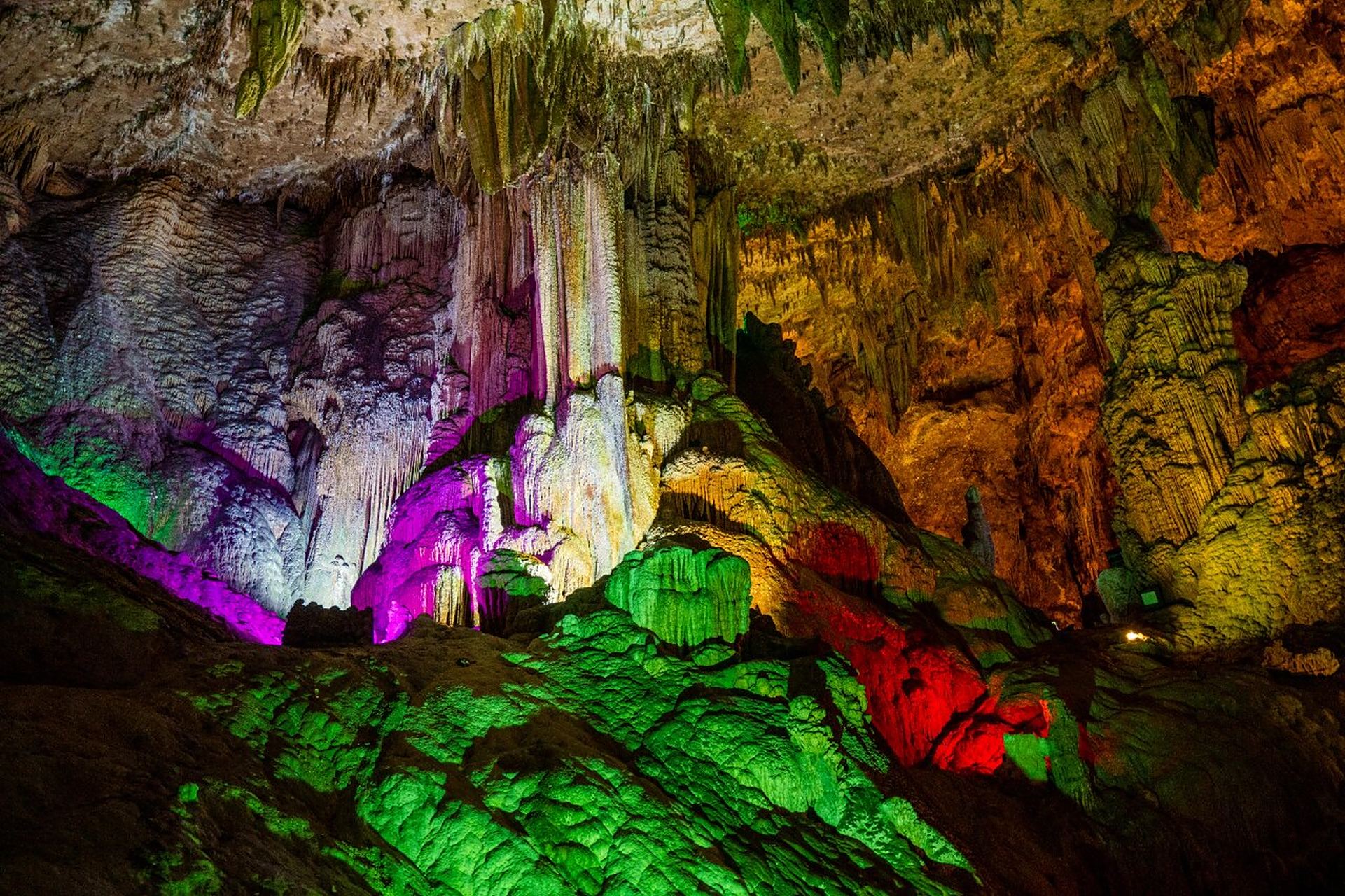 天星洞 自然洞穴美景 天星洞景区在天星桥景区中段,典型的喀斯特地貌