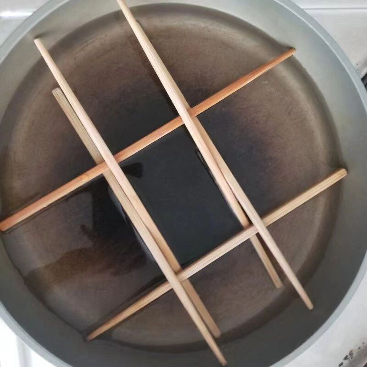 当家里没有蒸锅时… 用筷子搭个阵,照样可以蒸出暄腾的叉烧包