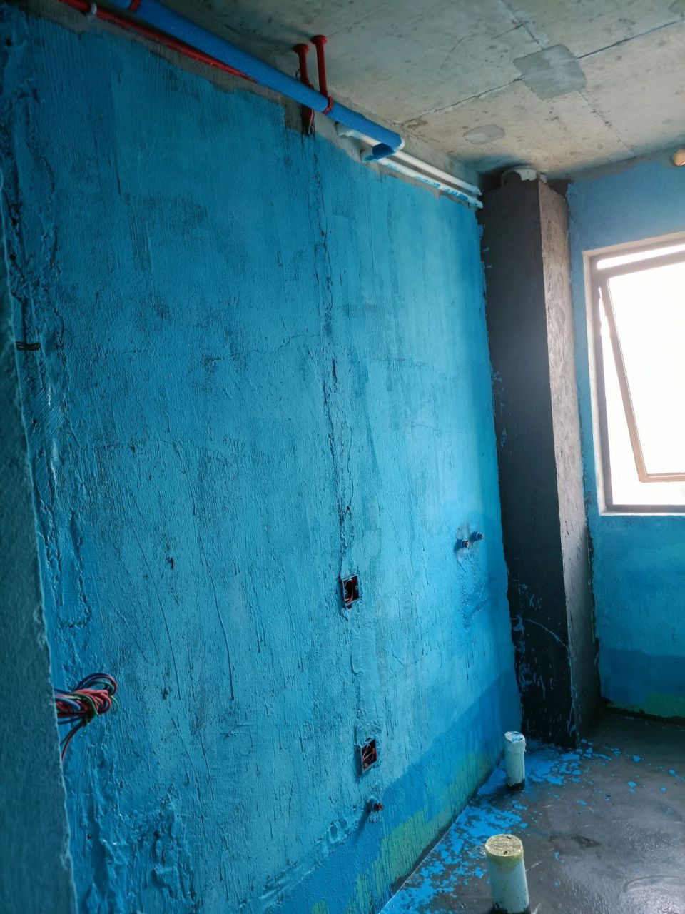 厕所墙面刷了刚性防水以后一定要拉毛,这样粘接更牢固.