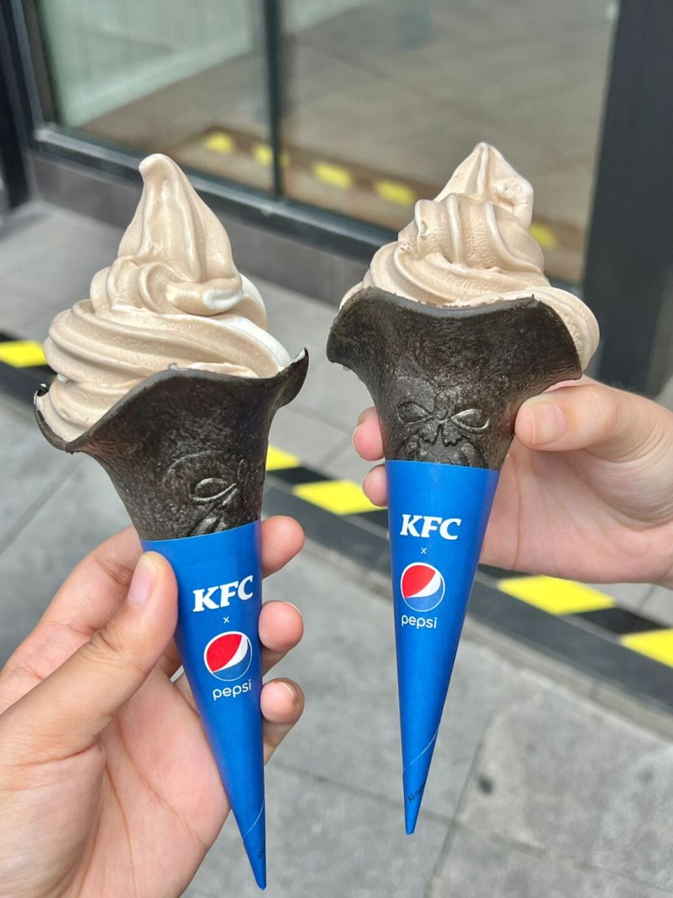 肯德基新品可乐味冰淇淋!0101吼吼吃!