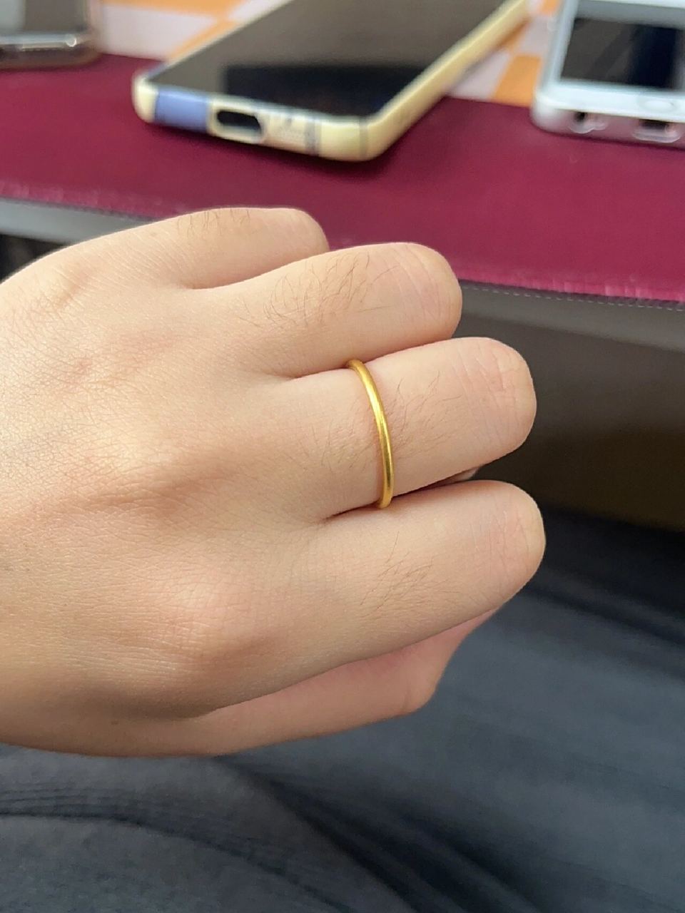 中指戴金戒指招财是左手还是右手啊 看到招财二字直接杀去现买的 就是