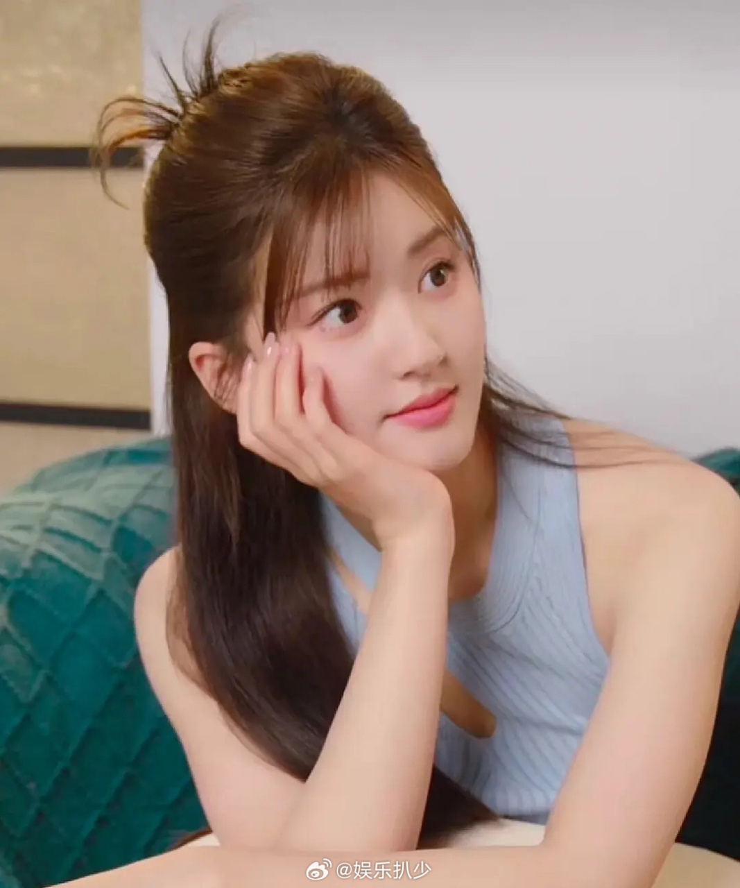 赵露思百事可乐活动造型挺好看的,就是这身衣服显得她有点壮,女明星