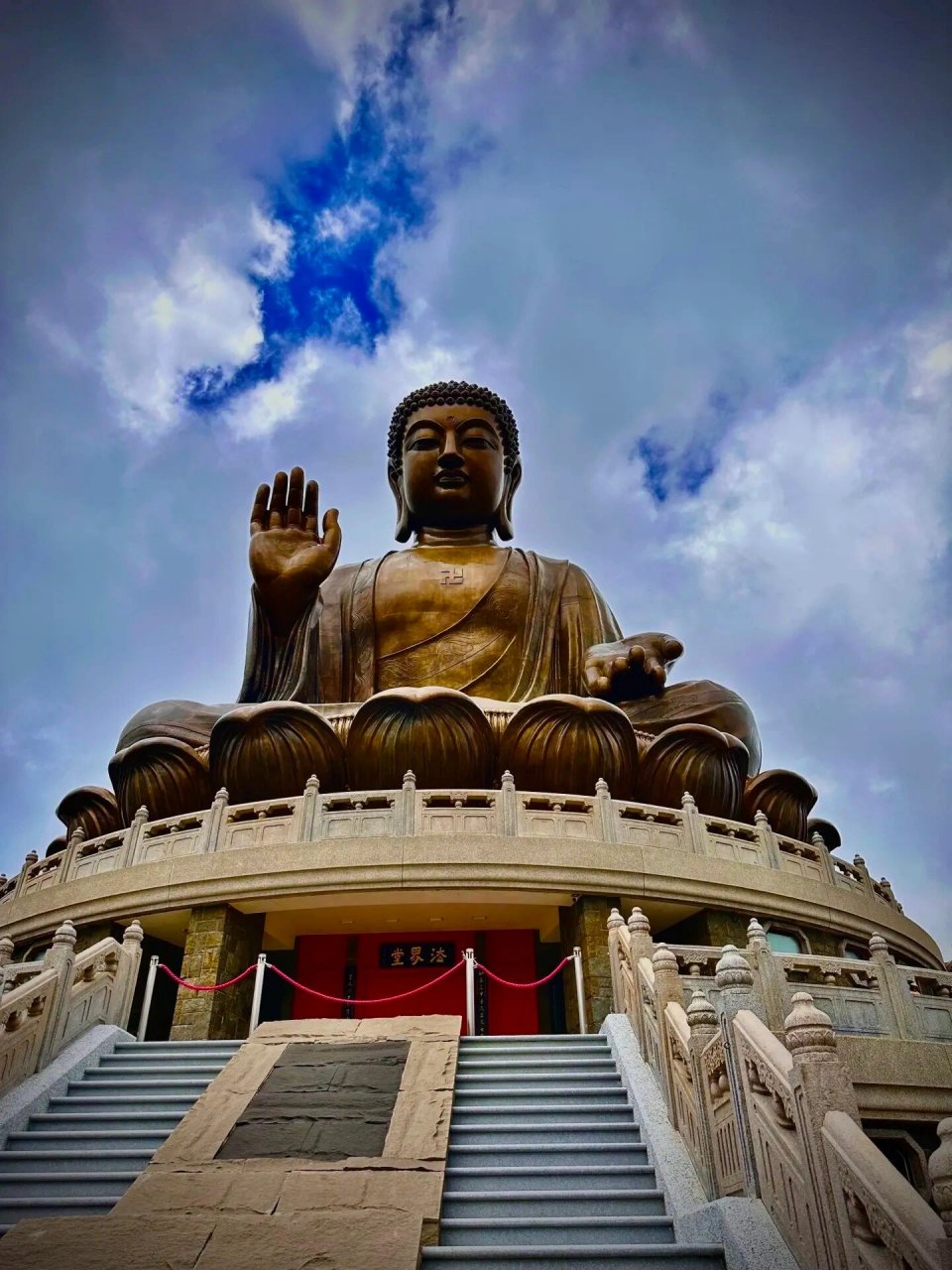 香港大屿山,去过了不后悔,爸妈很喜欢  超级漂亮的跨海缆车,上面能看