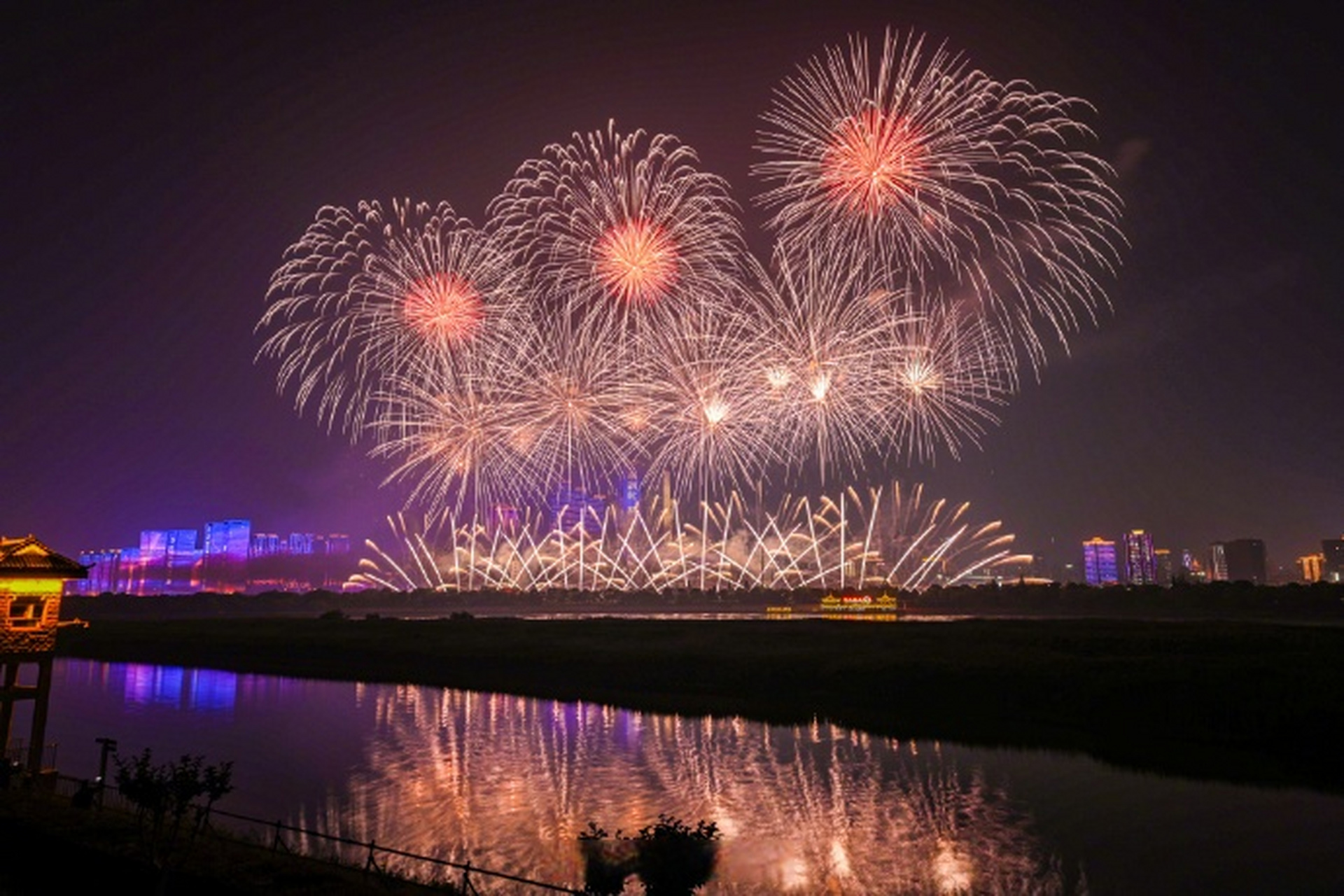 梅花湾烟花图片