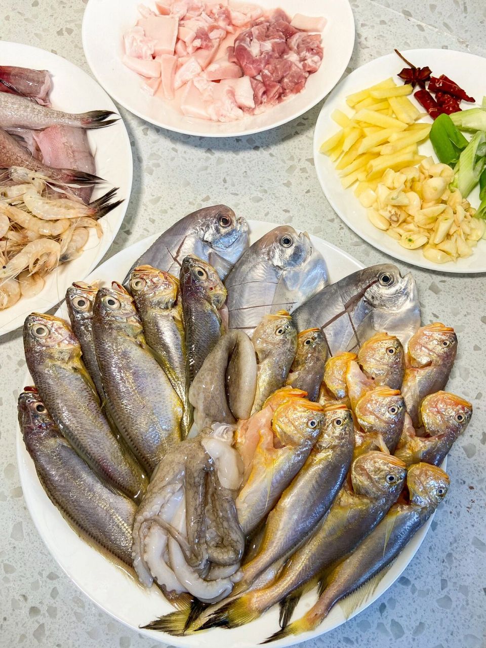 连吃三个周末的台州海鲜烧杂鱼!鲜到飞天! 食材: 豆腐鱼,鲳鱼,小黄鱼,