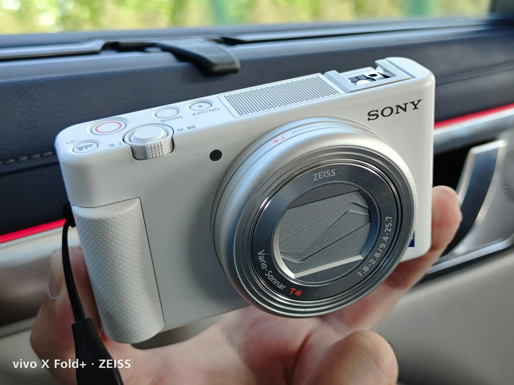 索尼zv1三天前看还4199呢,租了一台试了一下种草了,然后昨天晚上再看