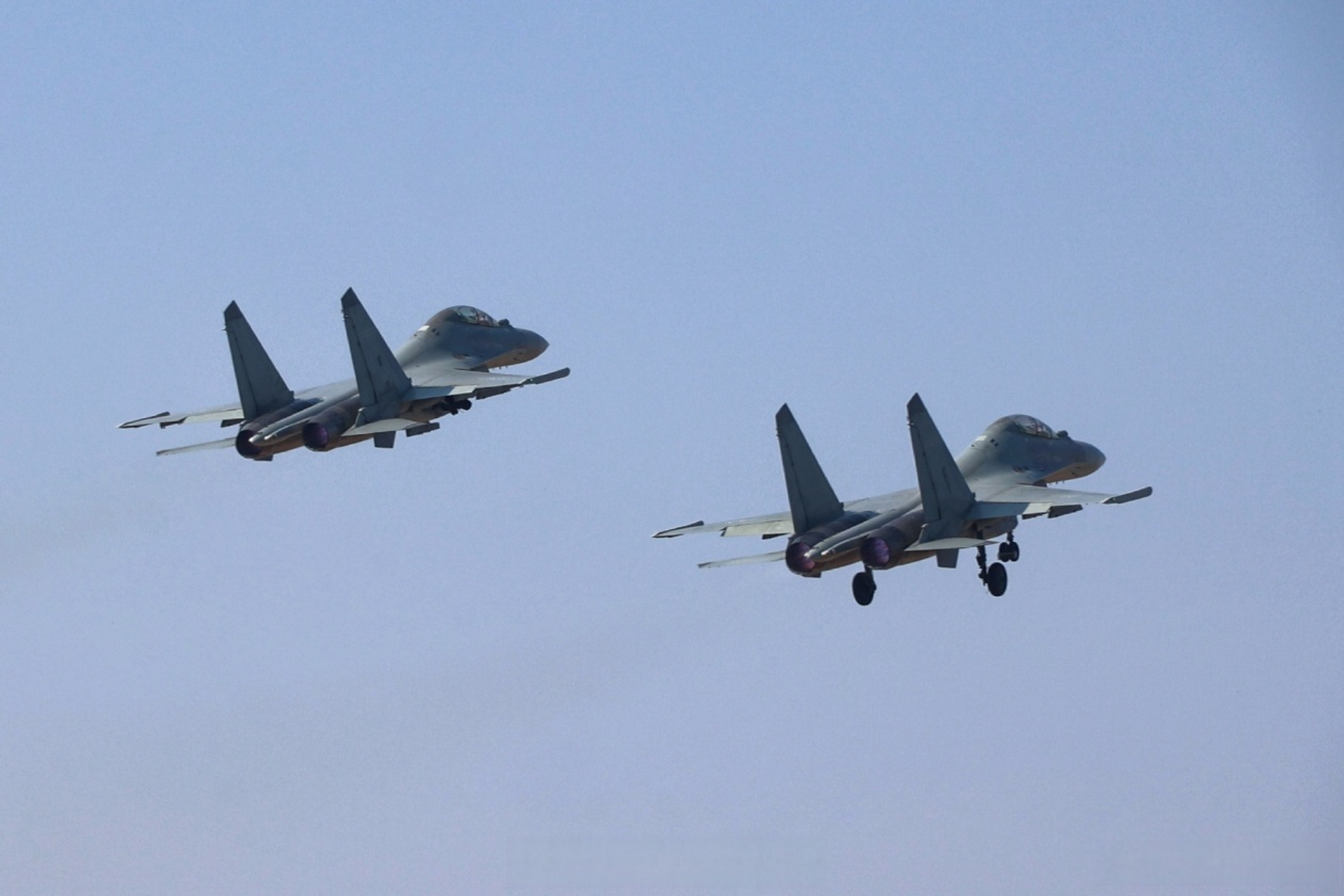 【东部战区练兵备战现场:空战对抗激烈展开】 近日,东部战区空军航空