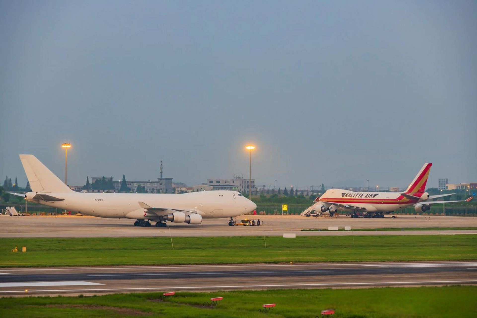 妙笔生花创作挑战 飞机在城市  清晨的宁波栎社国际机场,两架卡利塔