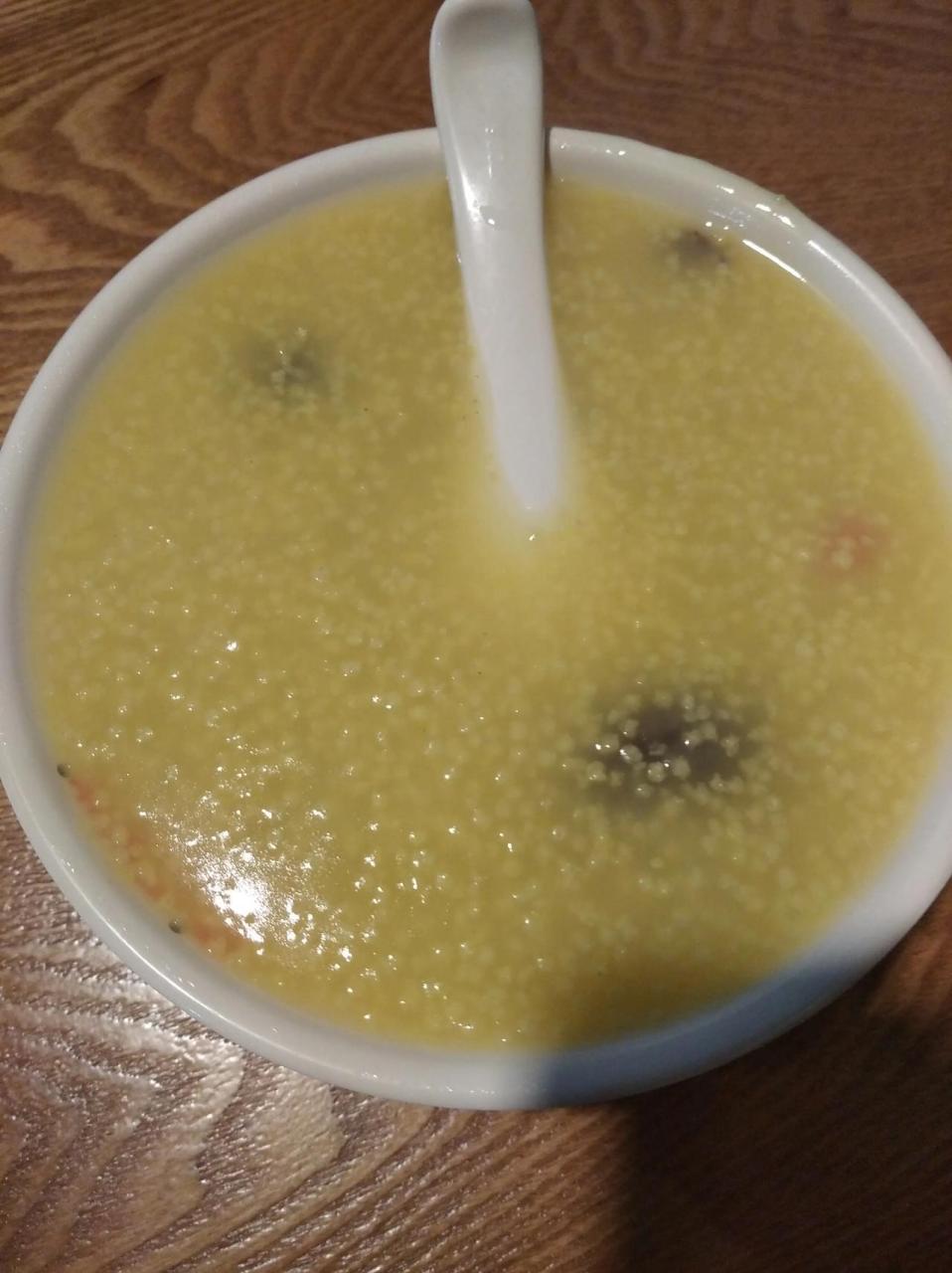 中午喝了一碗小米粥,吃了两个包子,一个是胡萝卜豆腐粉条的,一个是