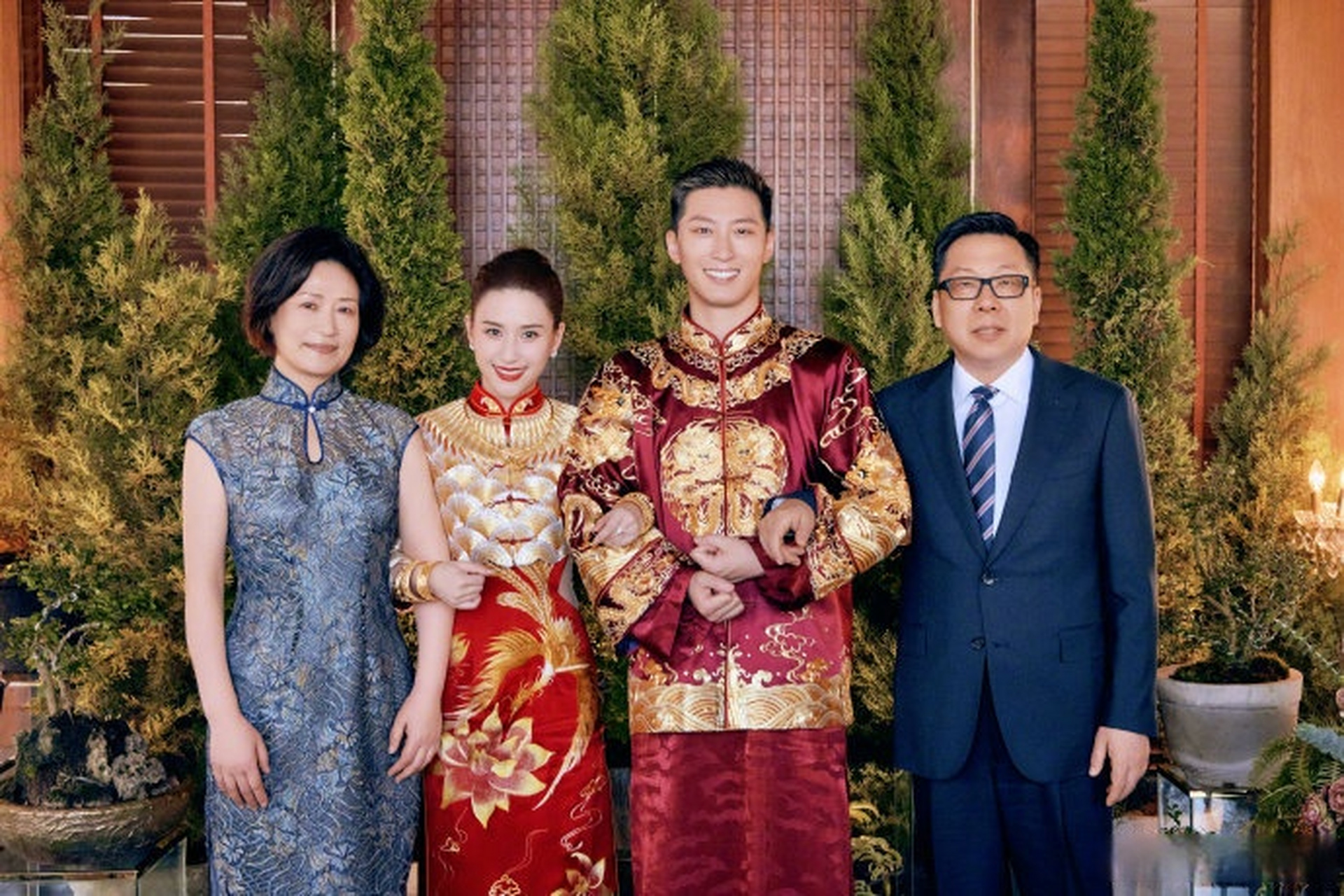 窦骁何超莲大婚# #窦骁何超莲婚纱照#窦骁晒与何超莲婚纱照,配文"