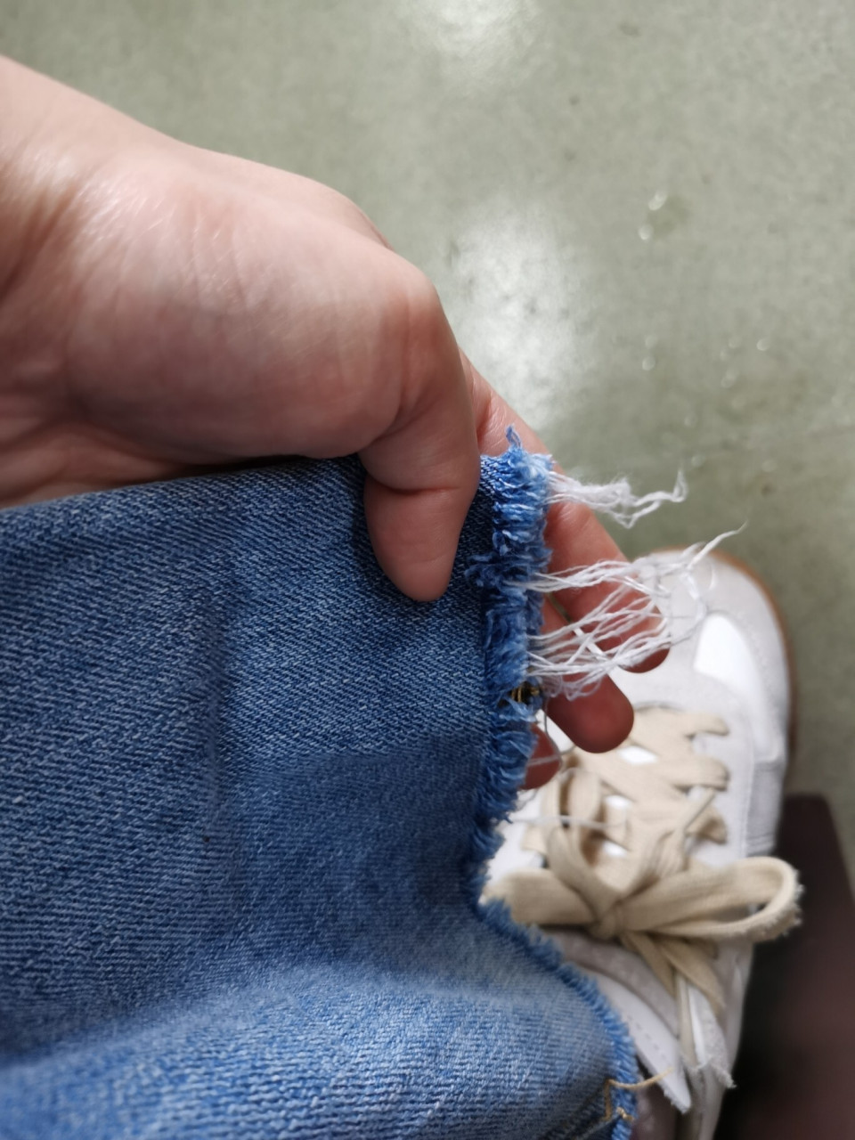 牛仔裤毛边脱线怎么办 这条裤子的毛边一直脱线,不断变长,每次都要被