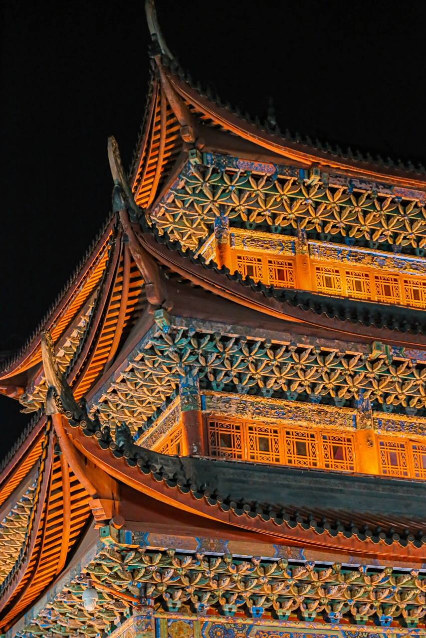 宜宾最美的夜景,在大观楼 如果让我说宜宾的地标建筑 不是三江口cbd