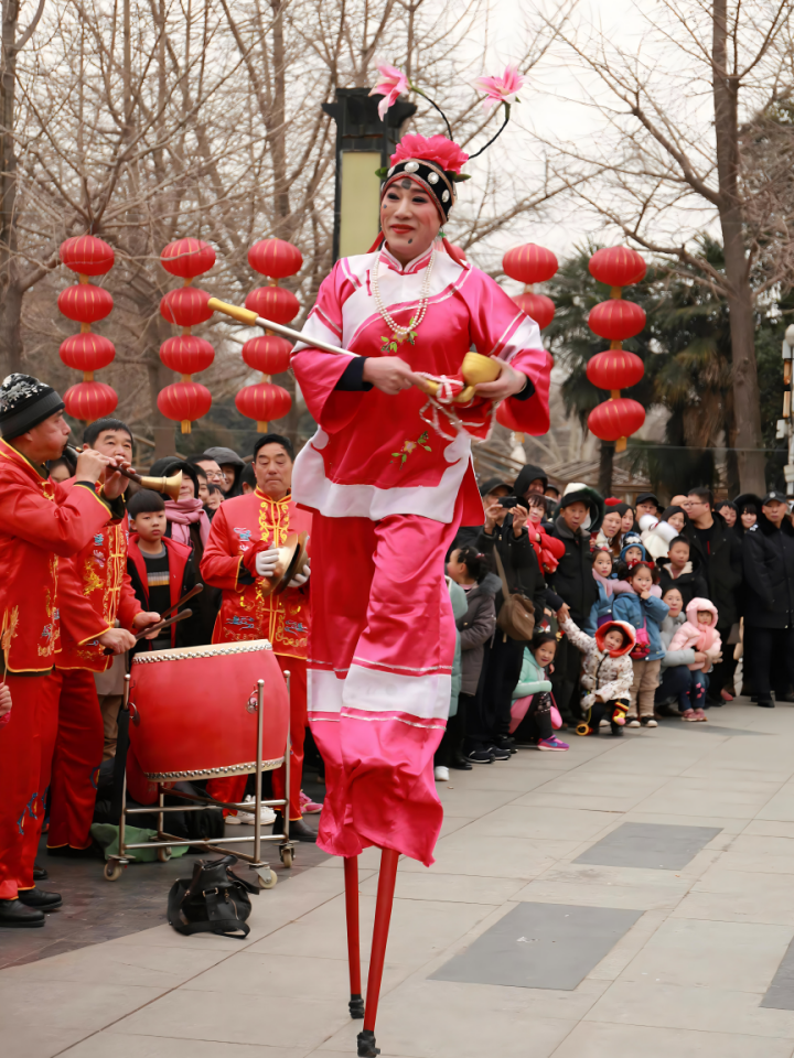 仙人踩高跷图片