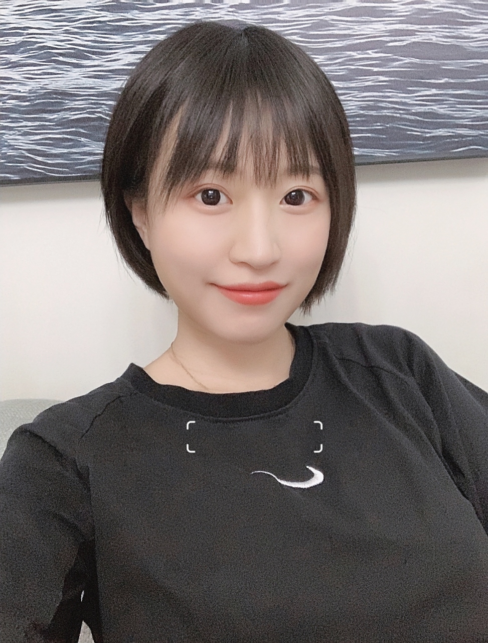 没忍住又去剪了个清爽短发理发师给打薄了好多层,这下真的是月子发型