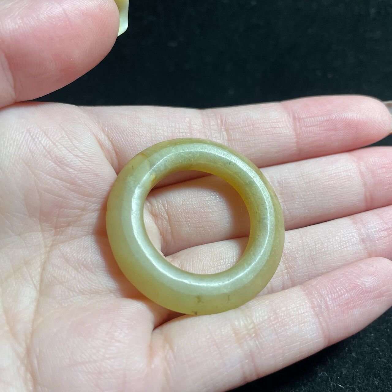 汉代三才环 玉环以黄玉为材,玉质致密温润,光气熟润,局部受沁,随玉环