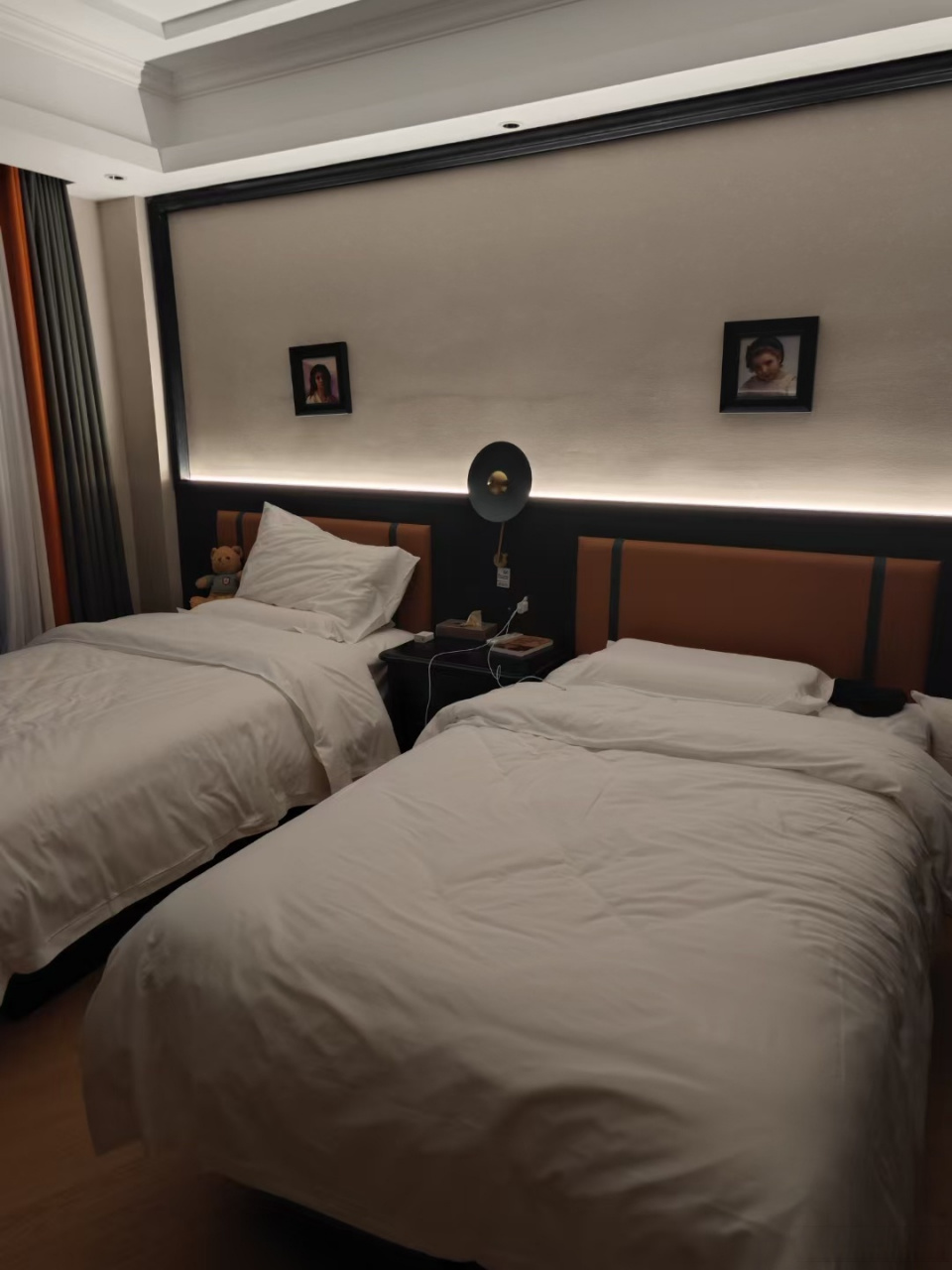 闺蜜传来入住酒店的照片,一开门,大家都吓到了,我也吓到了.